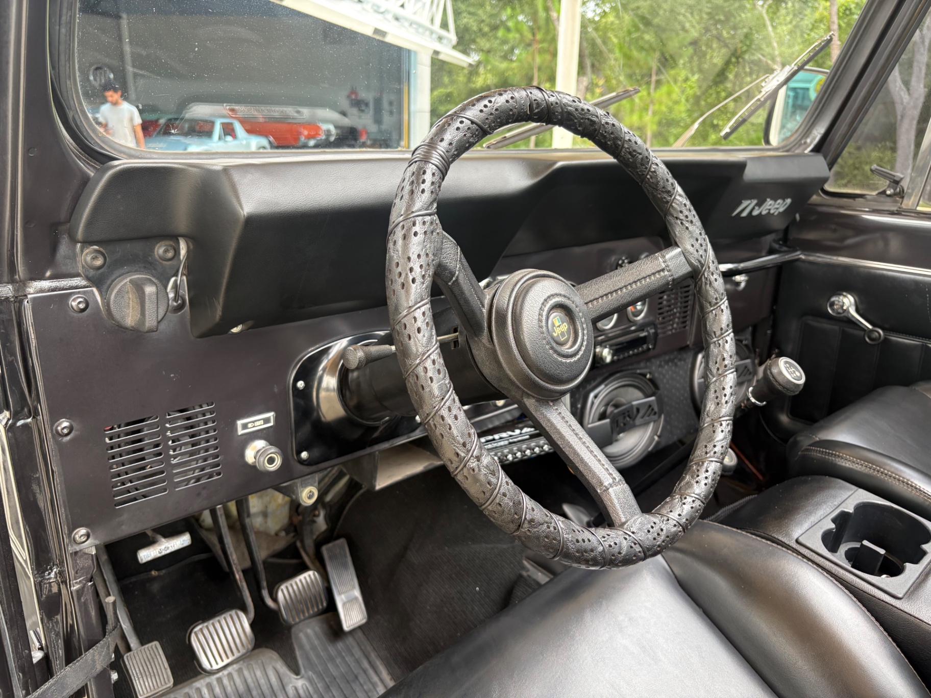 Vehicle photo 32