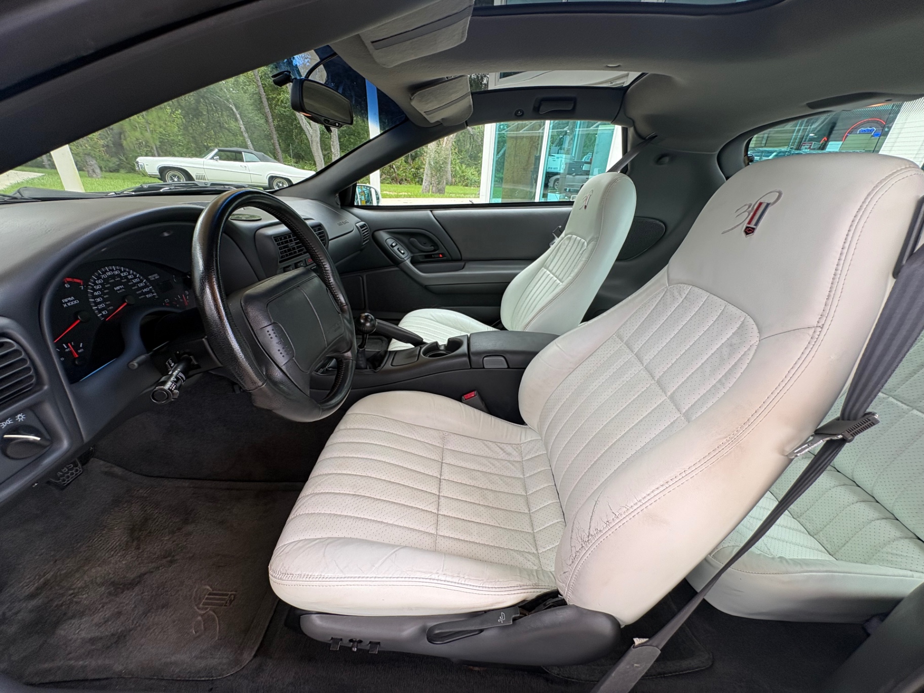 Vehicle photo 30