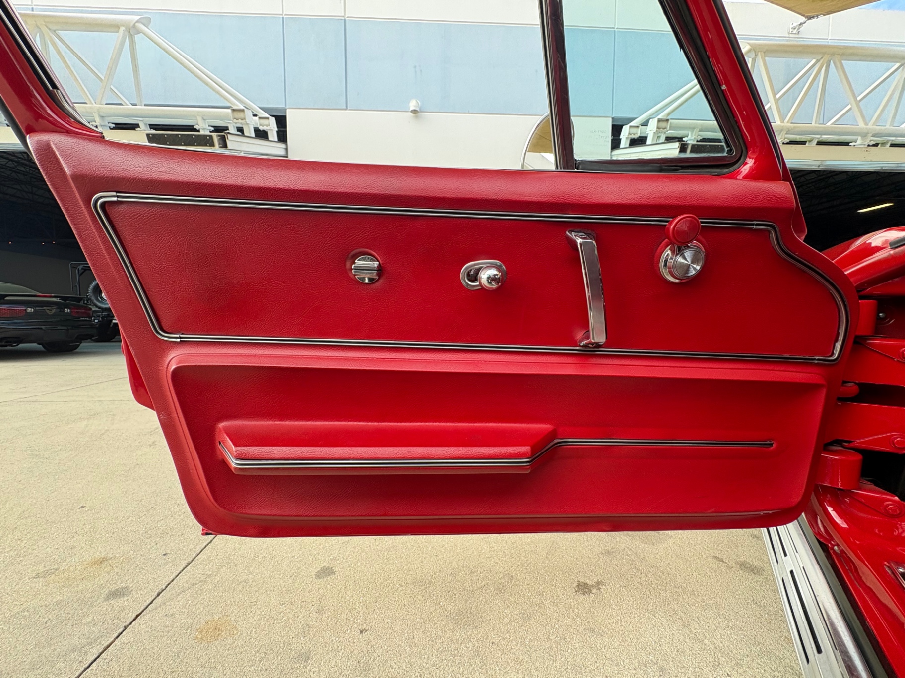 Vehicle photo 33