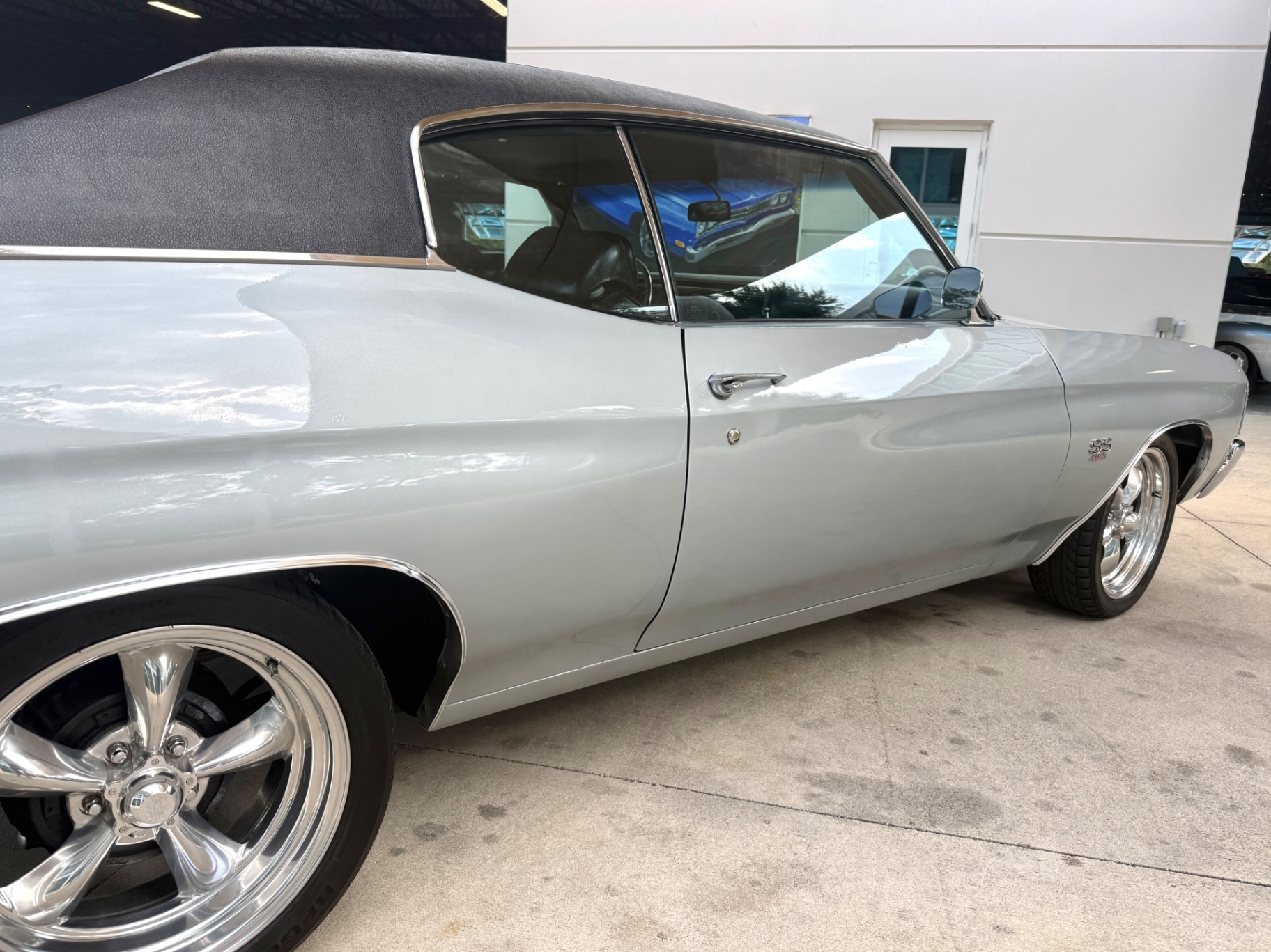 Vehicle photo 17
