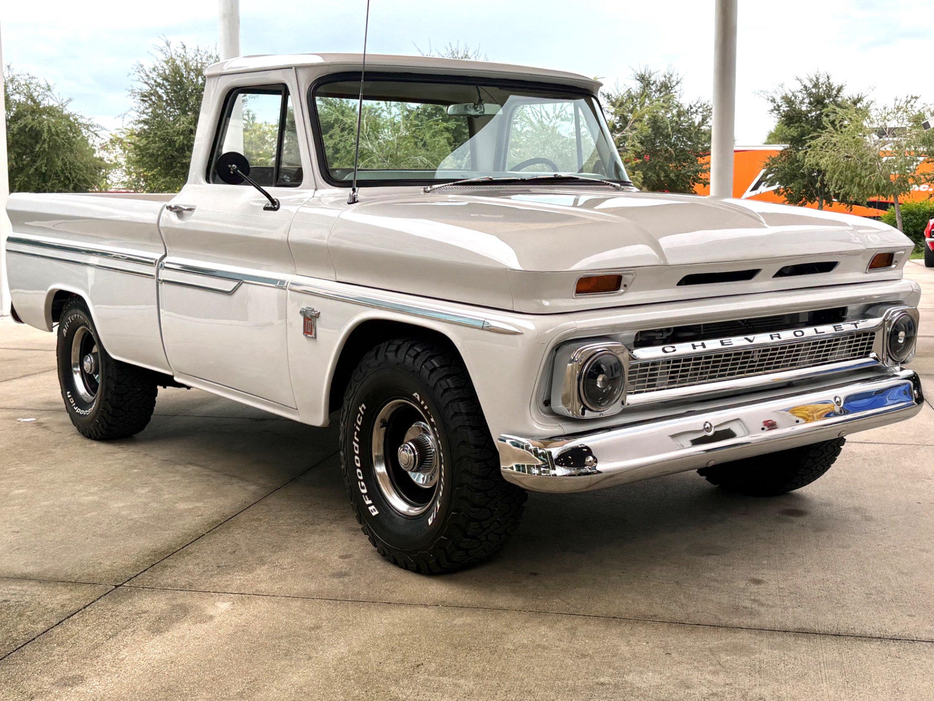 Vehicle photo 4