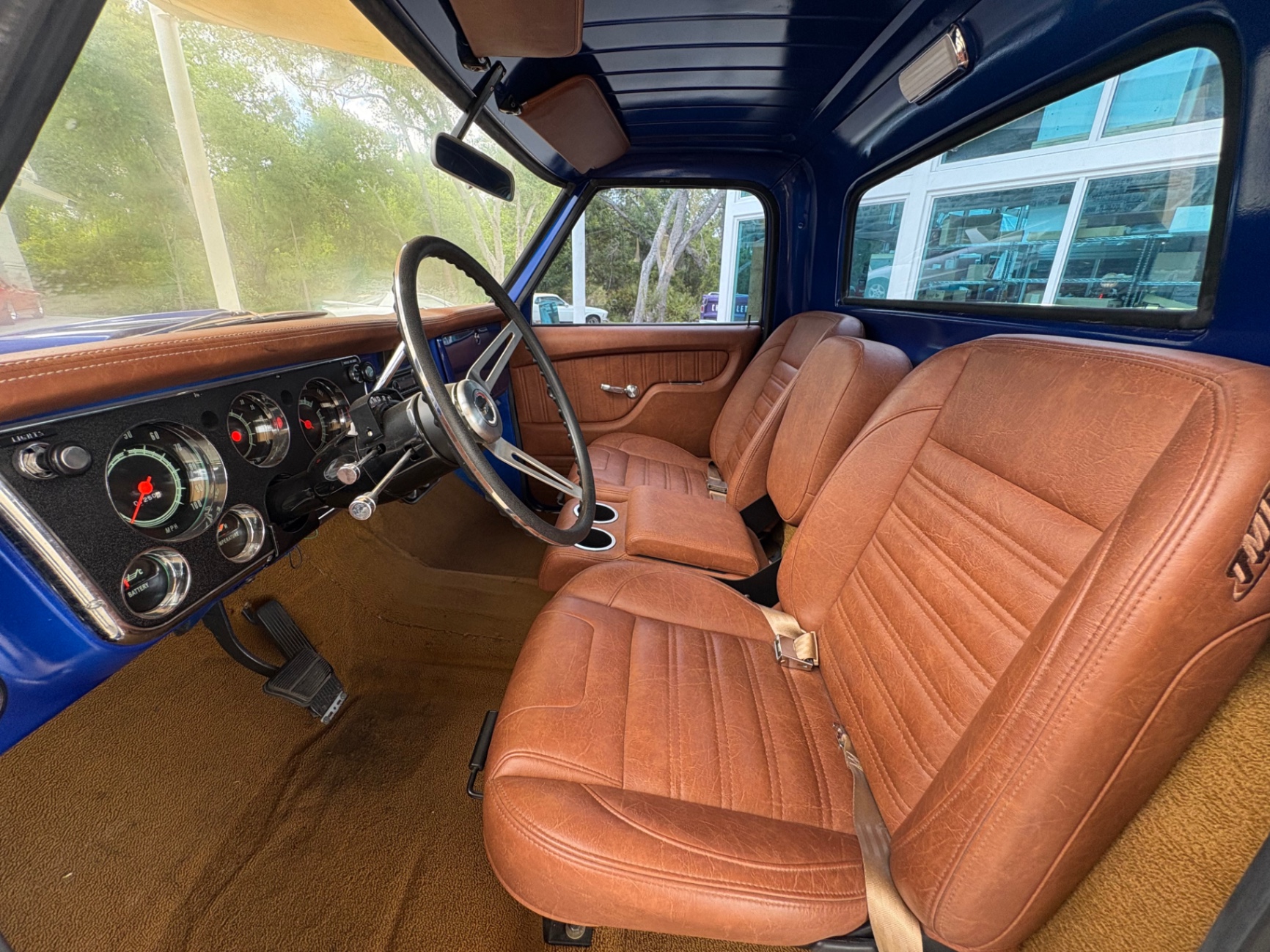 Vehicle photo 34