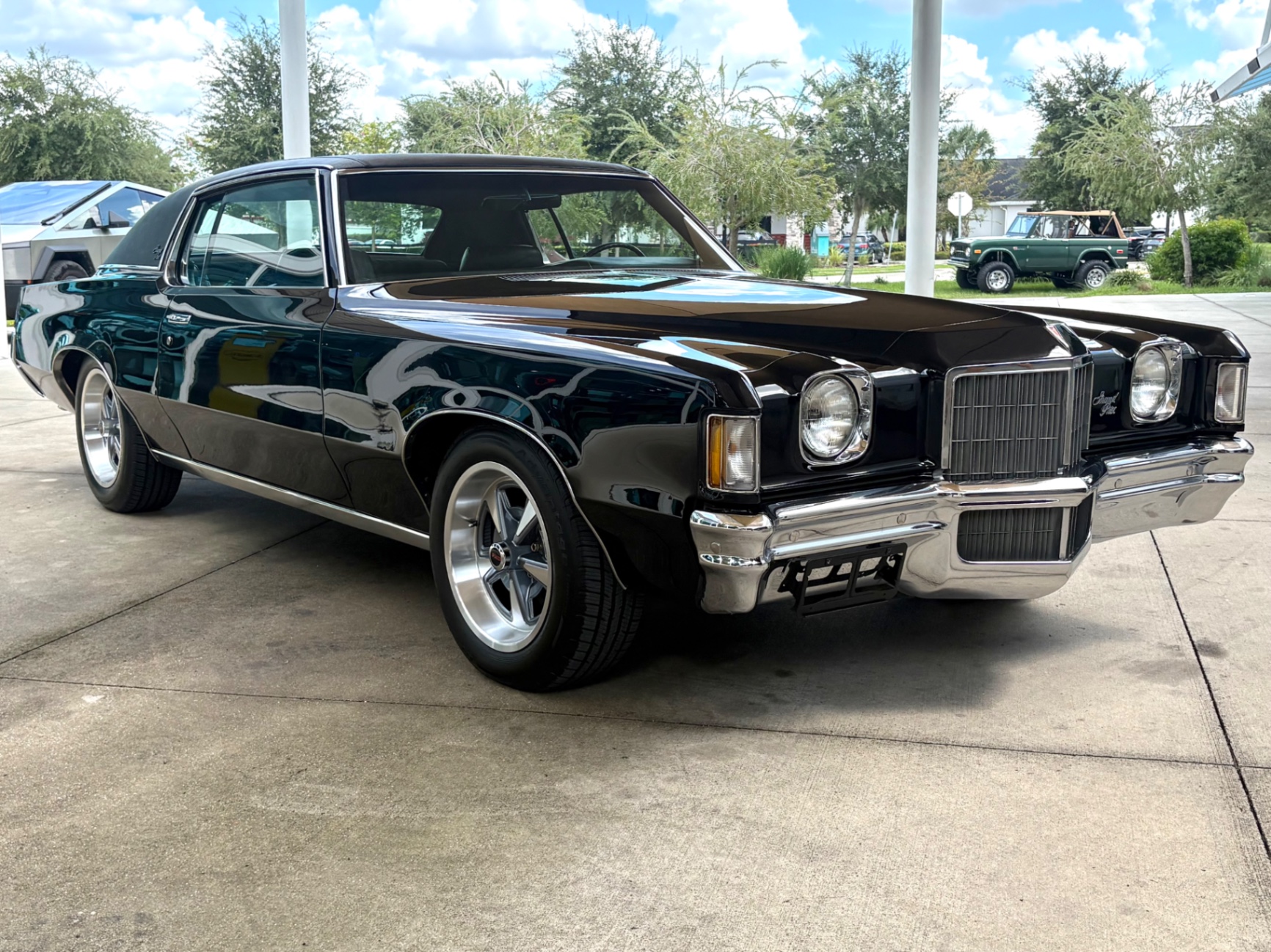 Vehicle photo 4