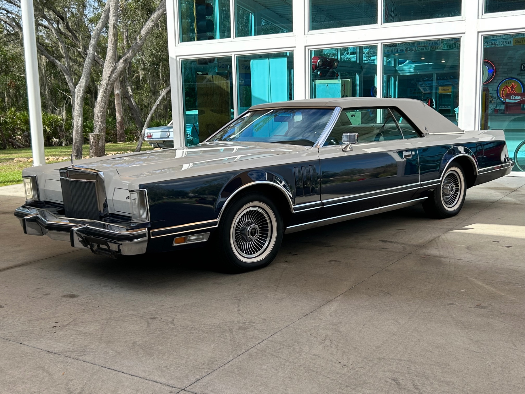 Vehicle photo 12