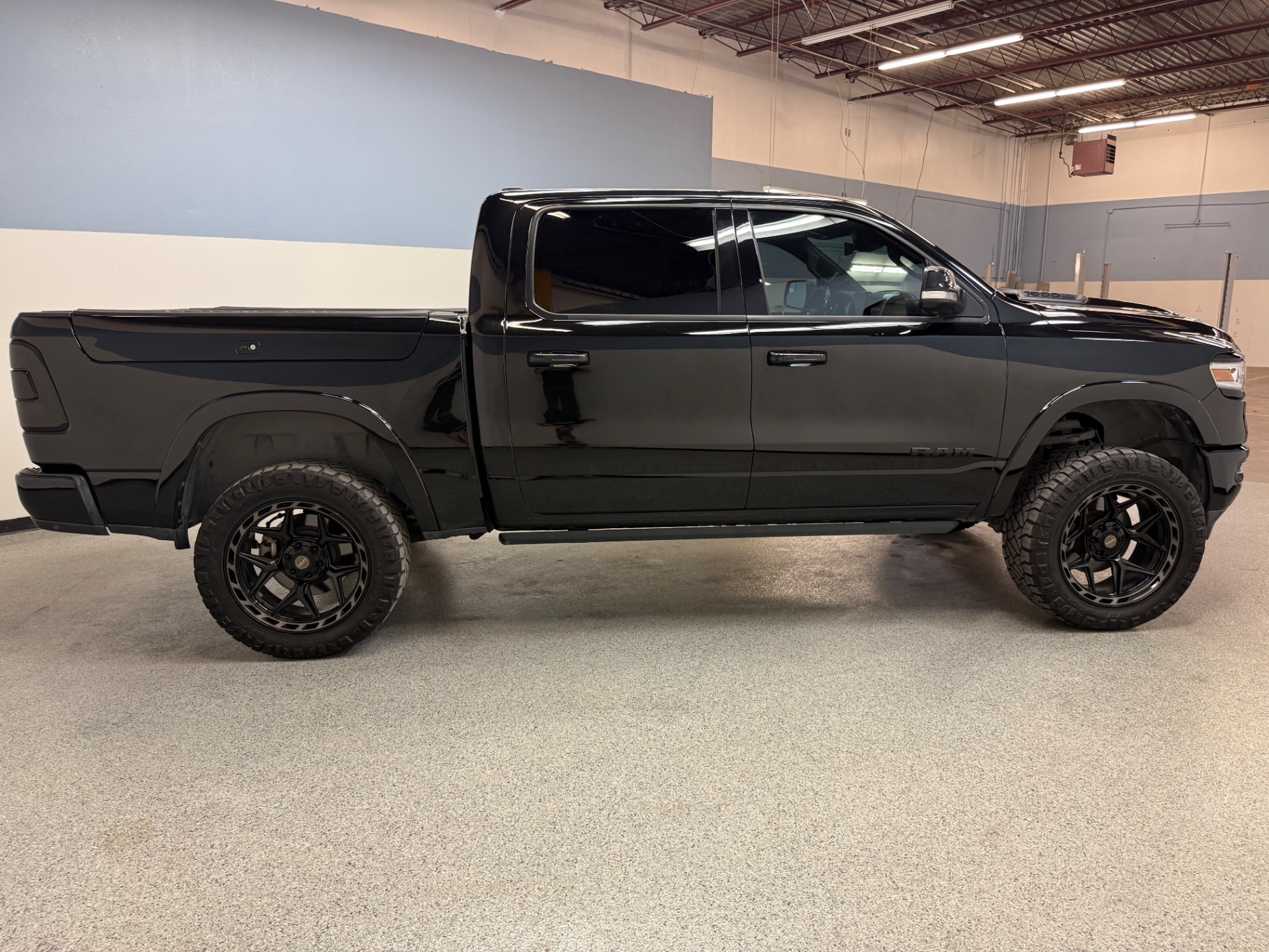 Vehicle photo 5