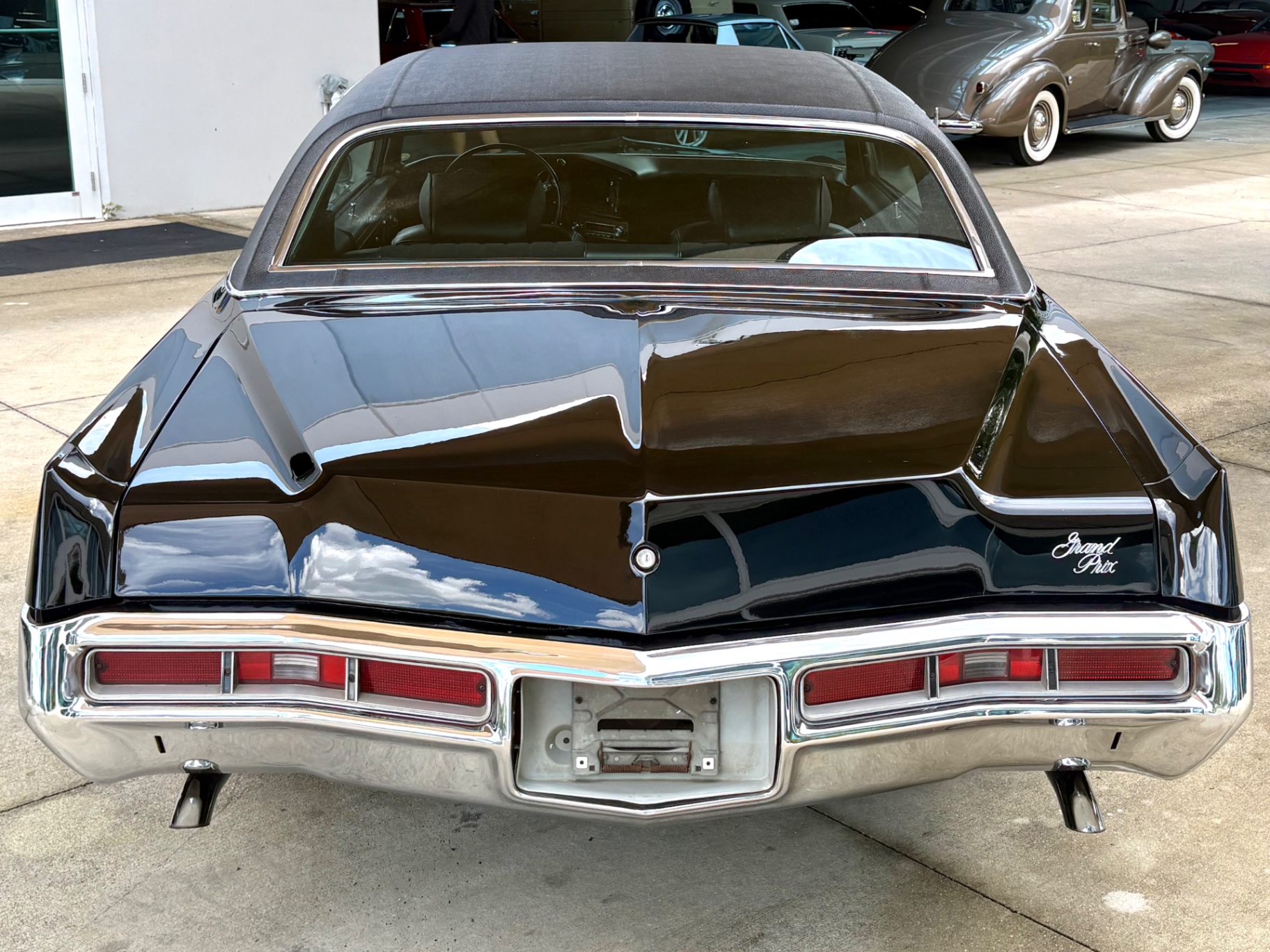 Vehicle photo 8
