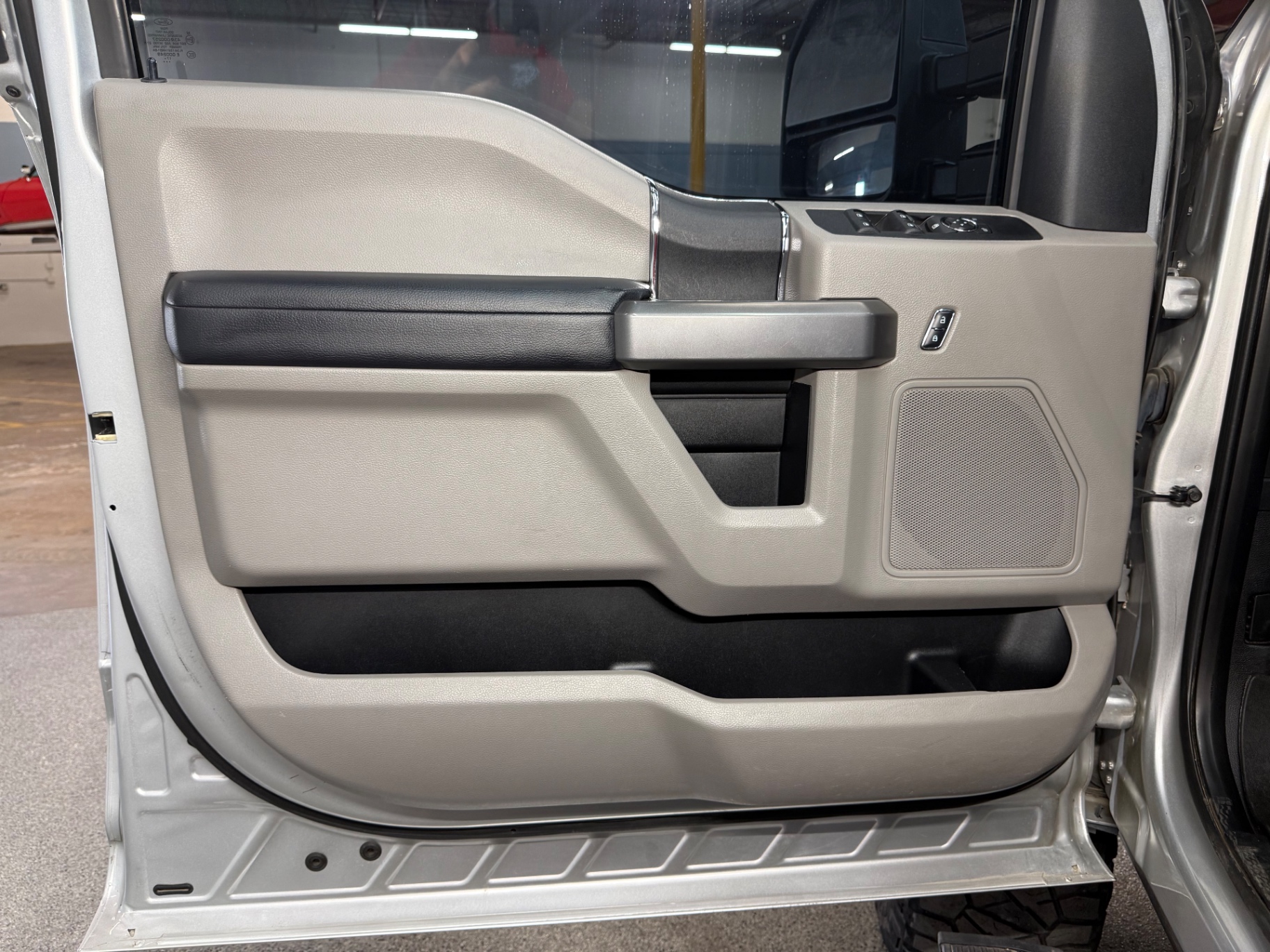 Vehicle photo 23