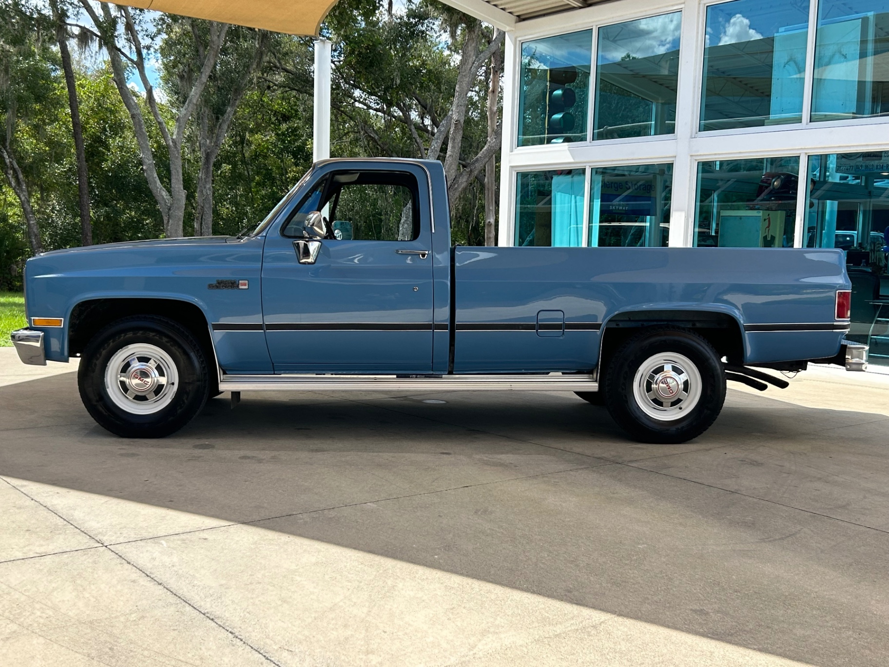 Vehicle photo 8