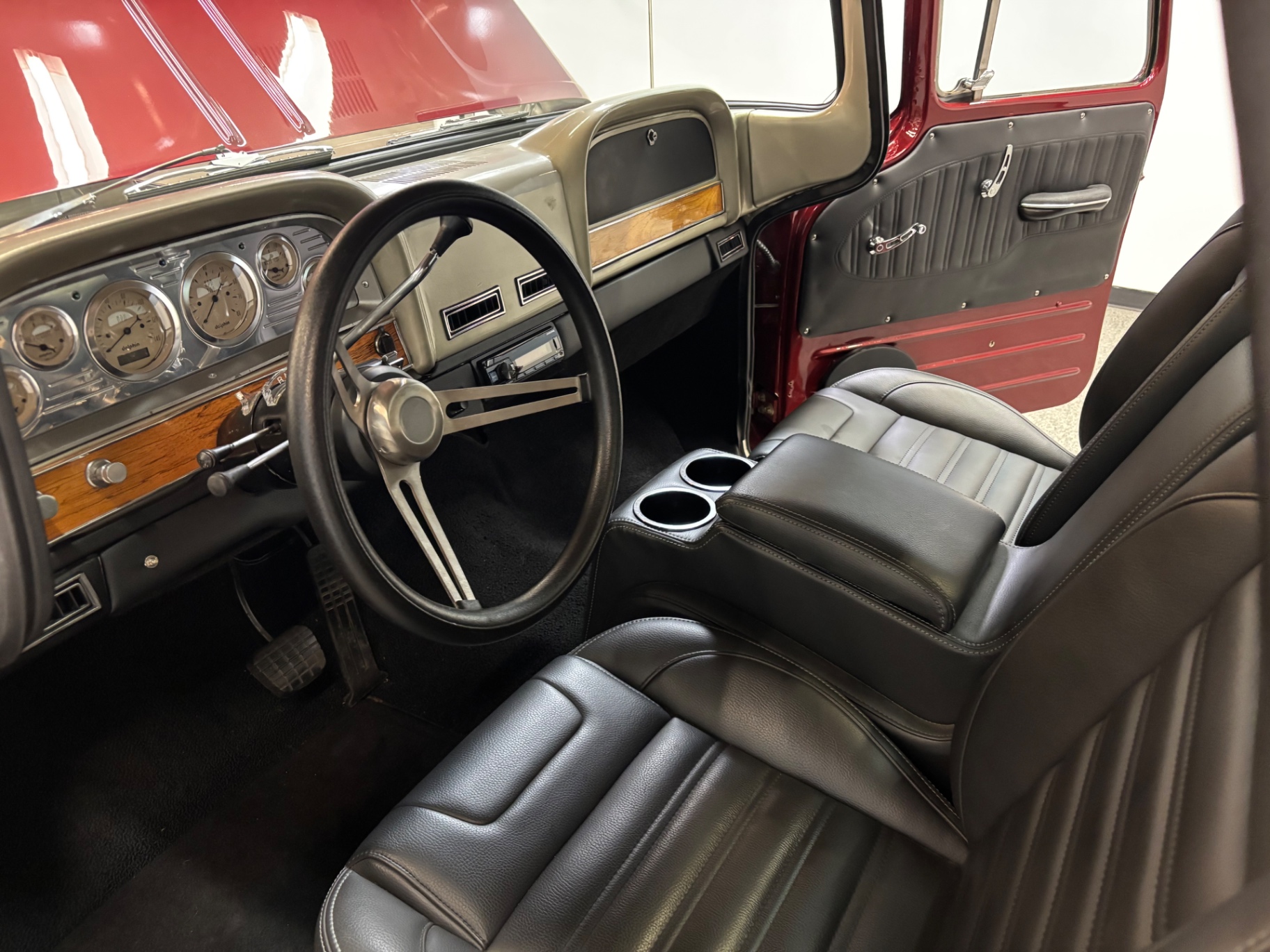 Vehicle photo 17