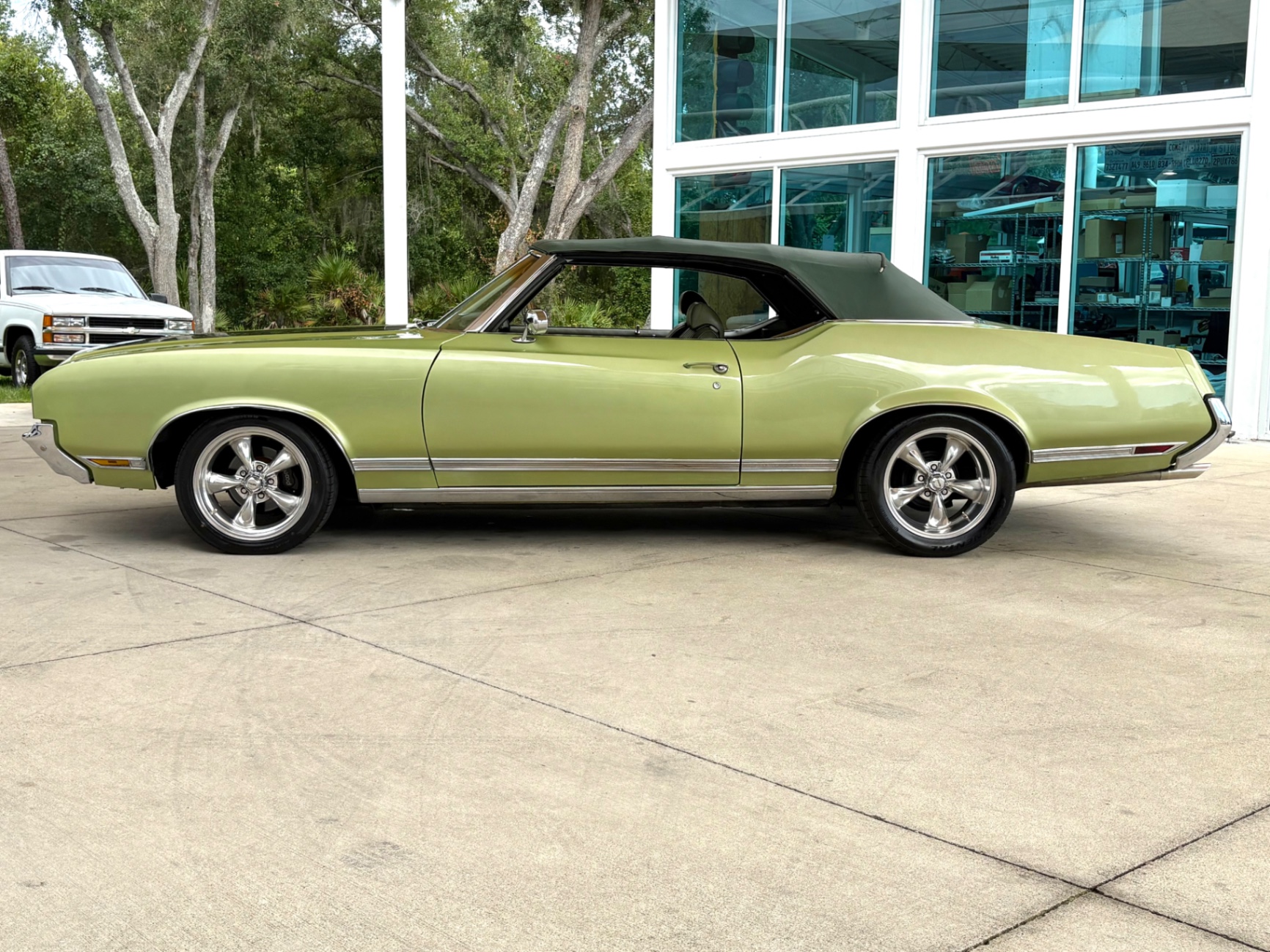 Vehicle photo 24