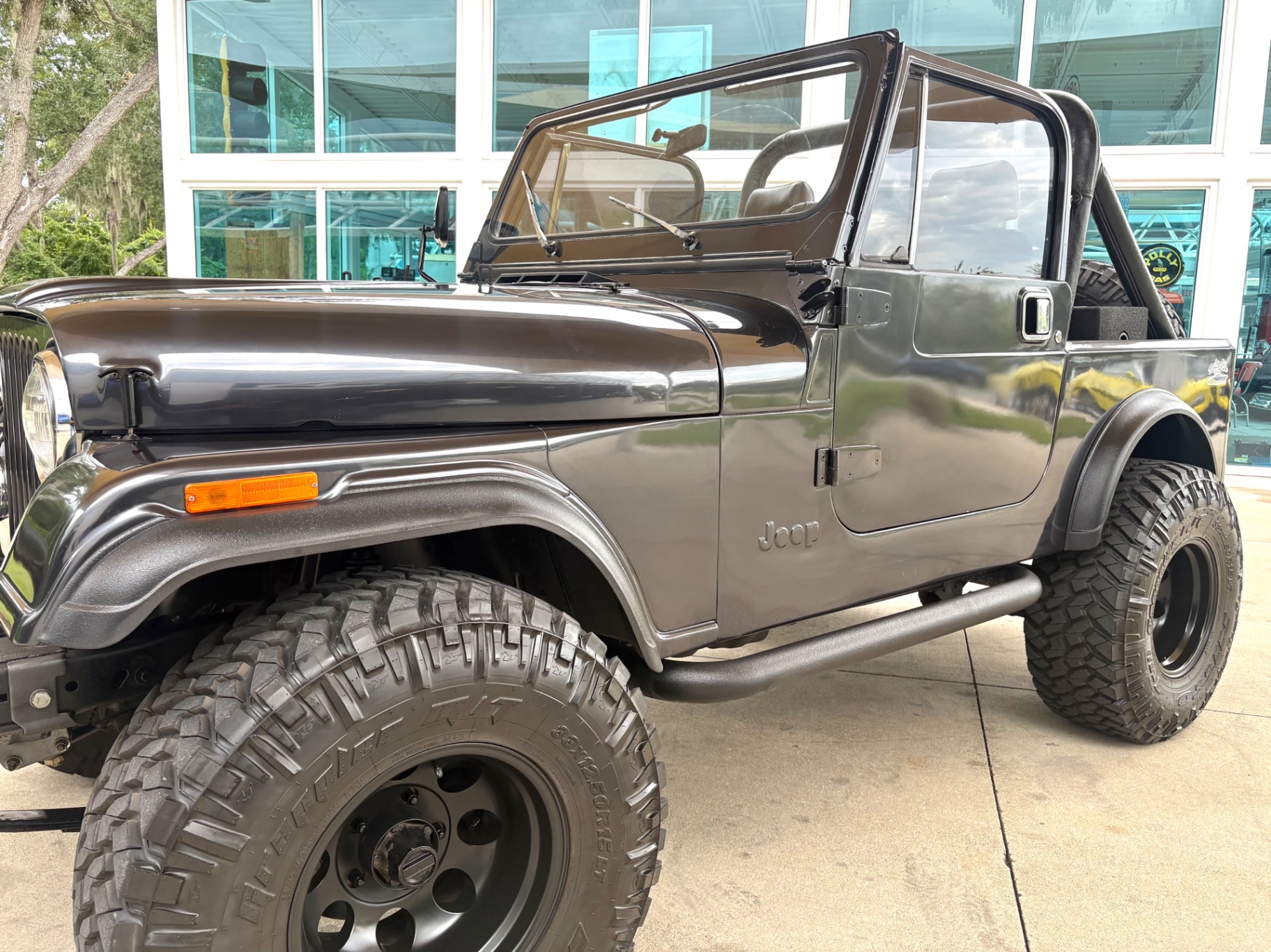 Vehicle photo 12