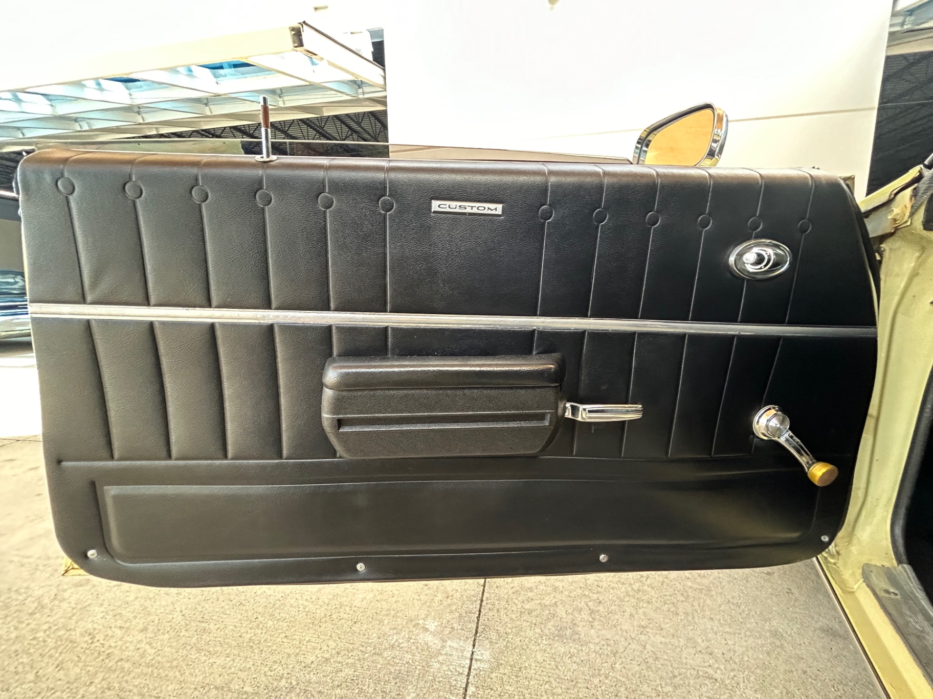 Vehicle photo 19