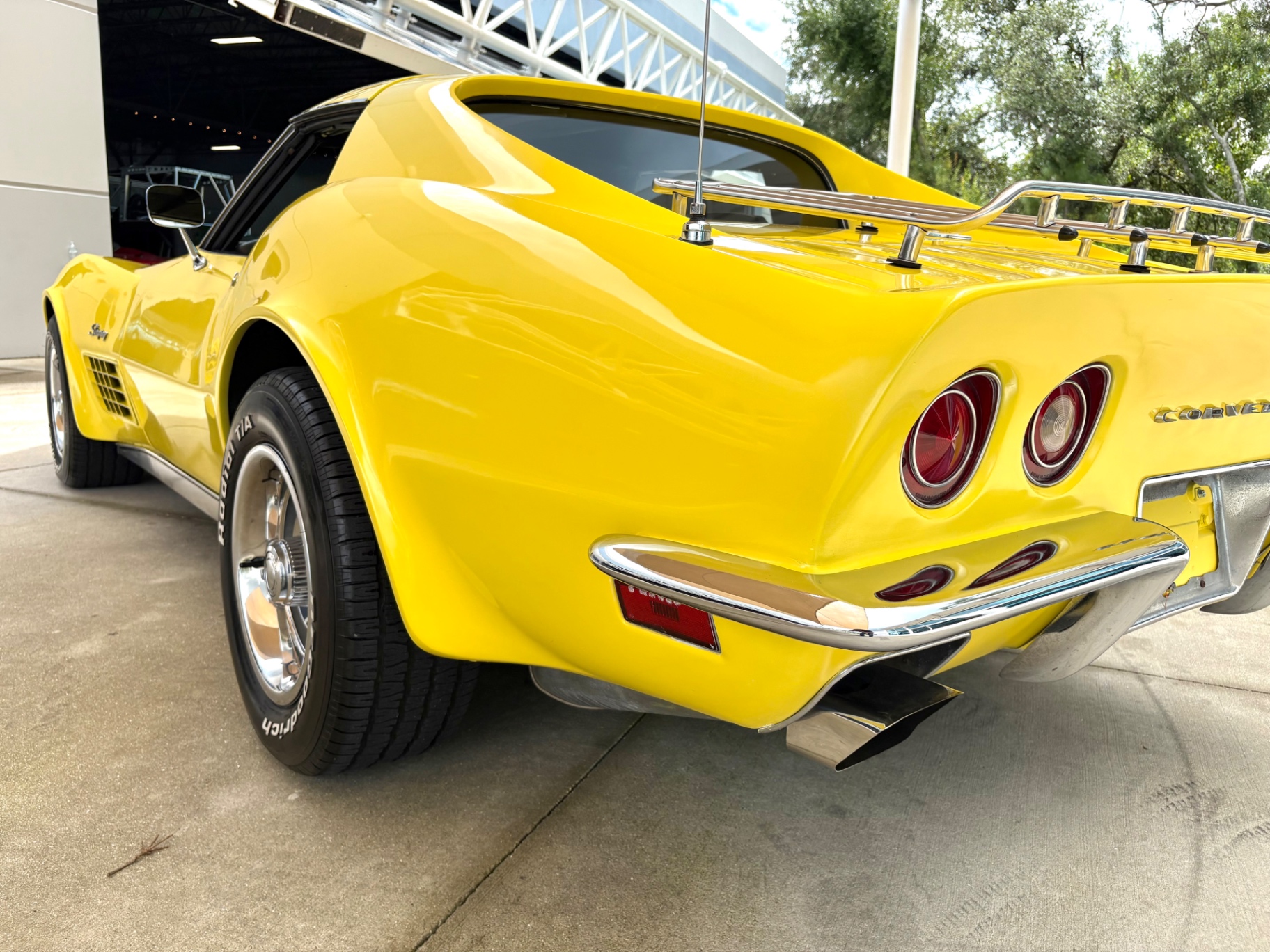 Vehicle photo 15