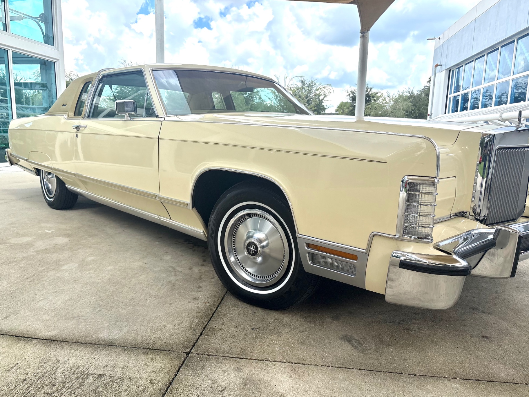 Vehicle photo 19