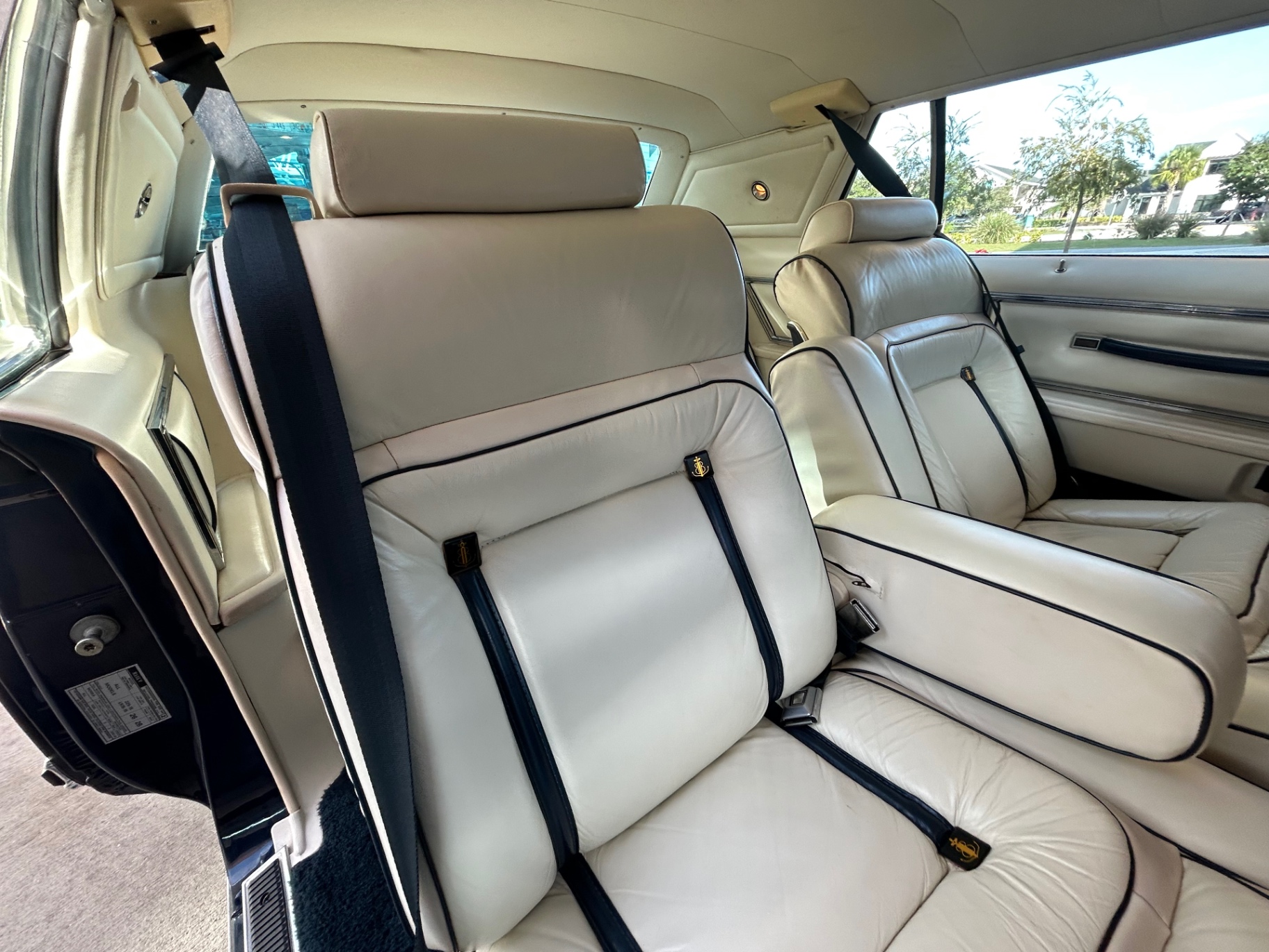 Vehicle photo 23