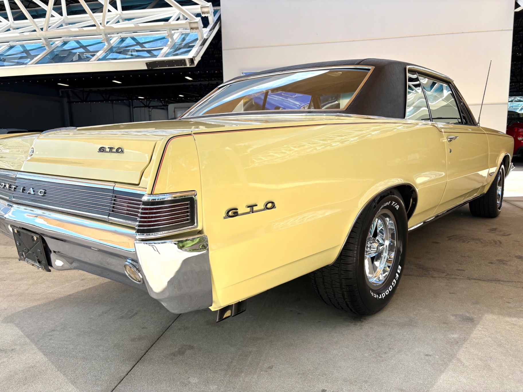 Vehicle photo 17