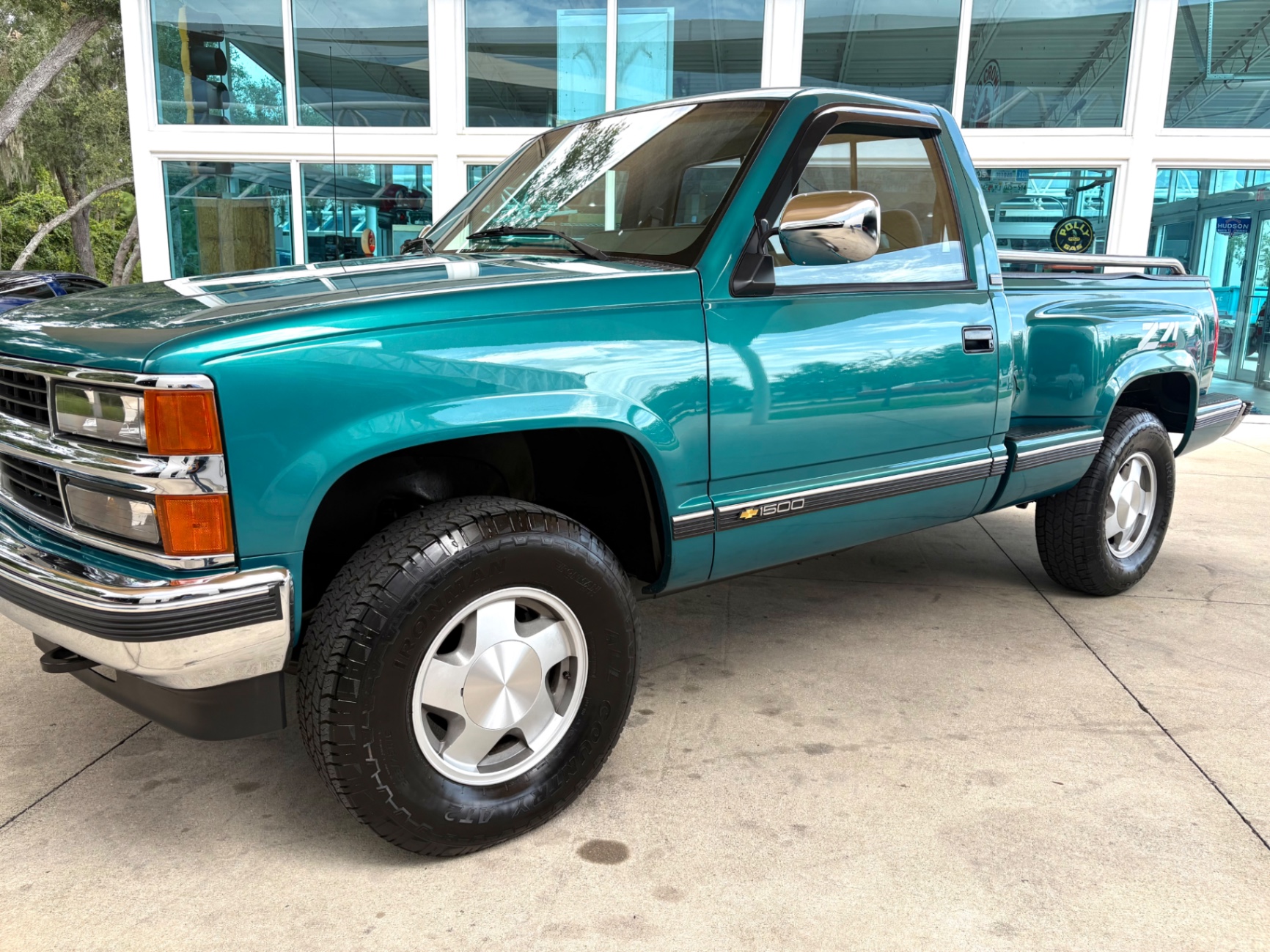 Vehicle photo 12