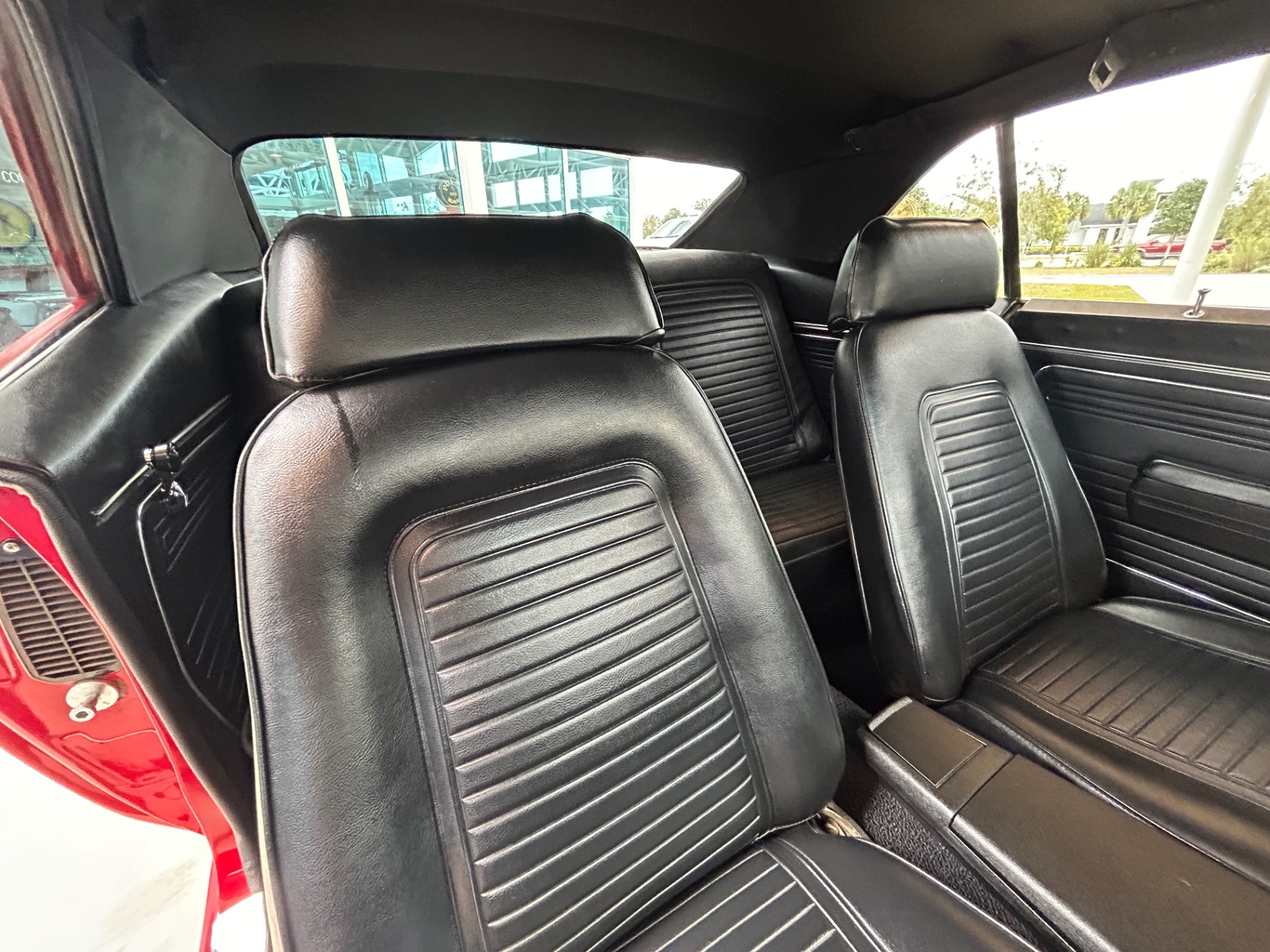 Vehicle photo 26