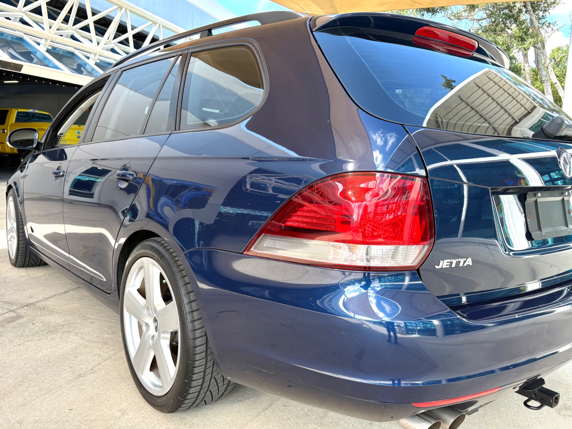 Vehicle photo 15