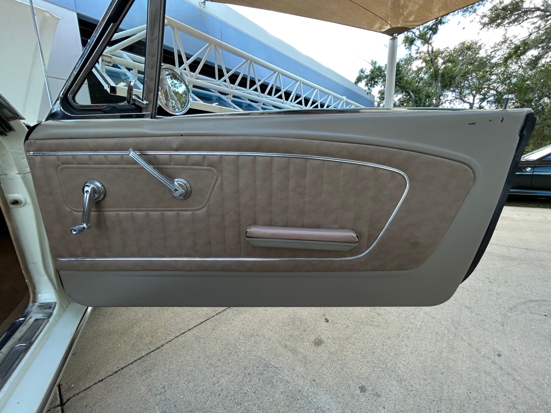 Vehicle photo 26
