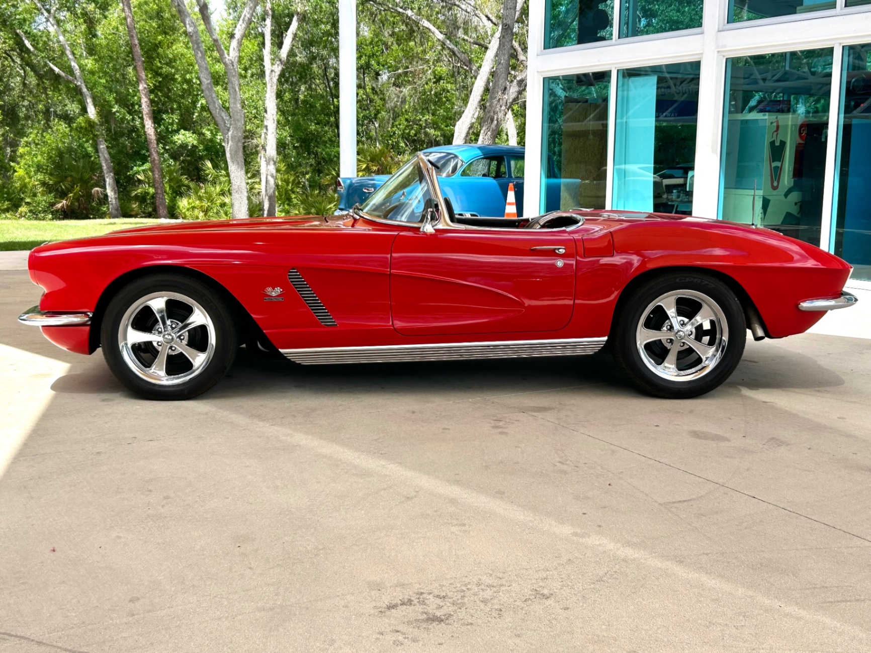 Vehicle photo 8