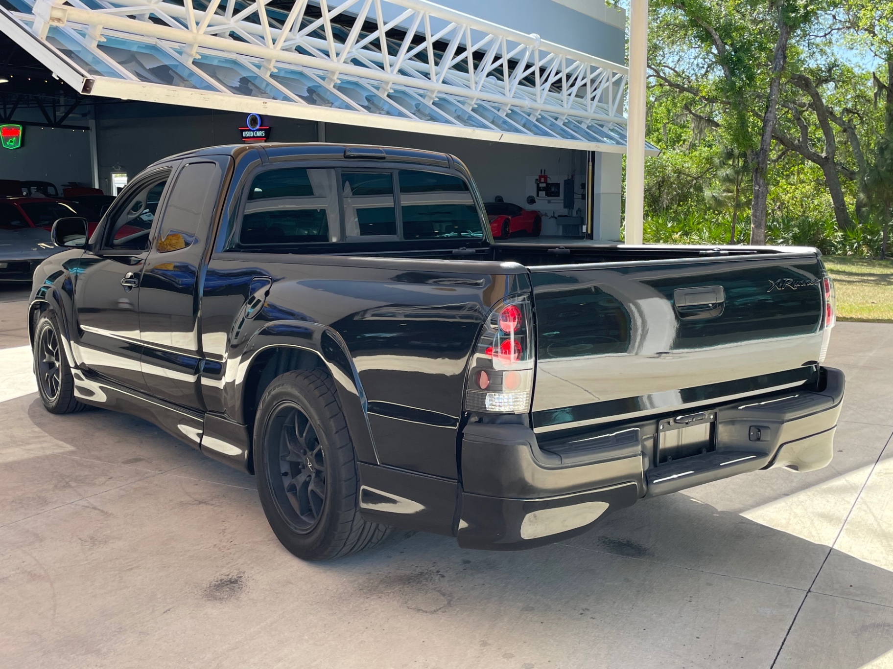 Vehicle photo 12