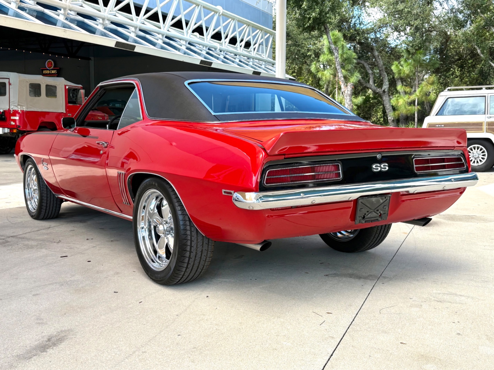 Vehicle photo 9