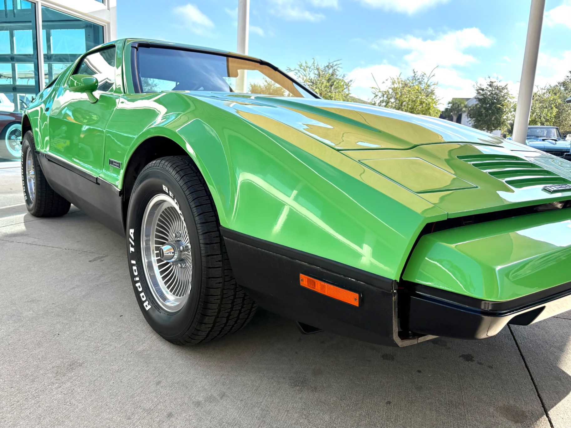 Vehicle photo 19