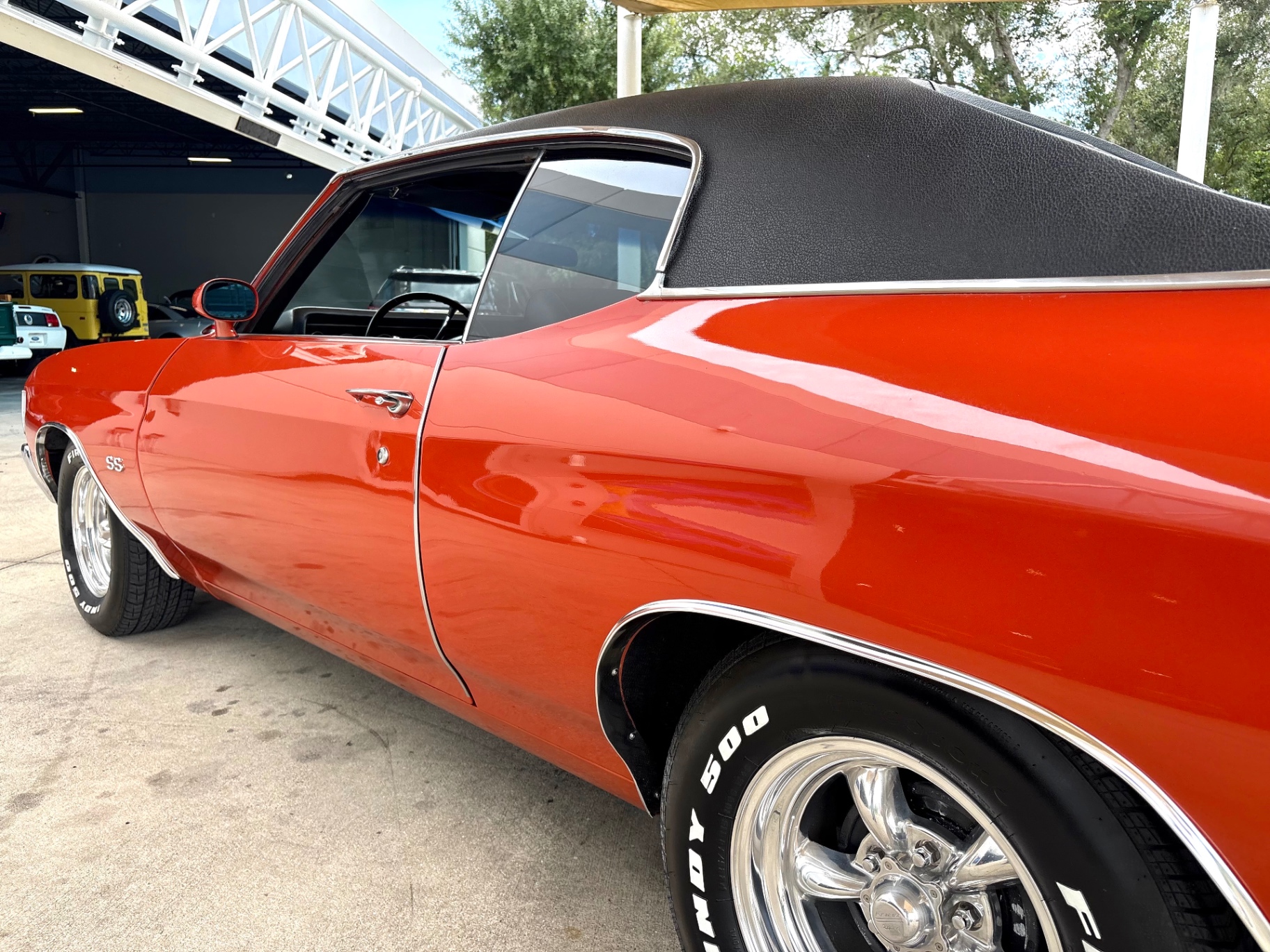 Vehicle photo 13