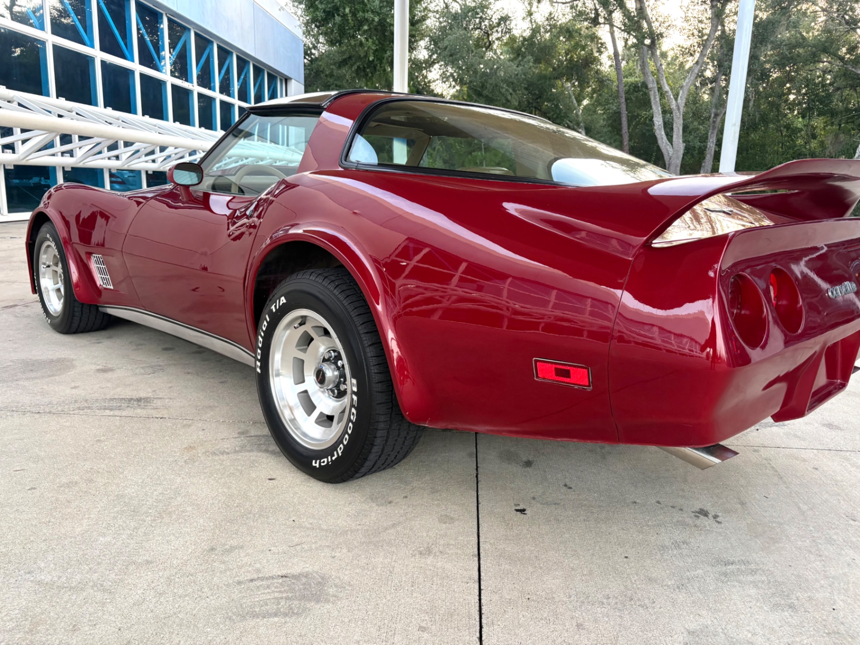 Vehicle photo 15