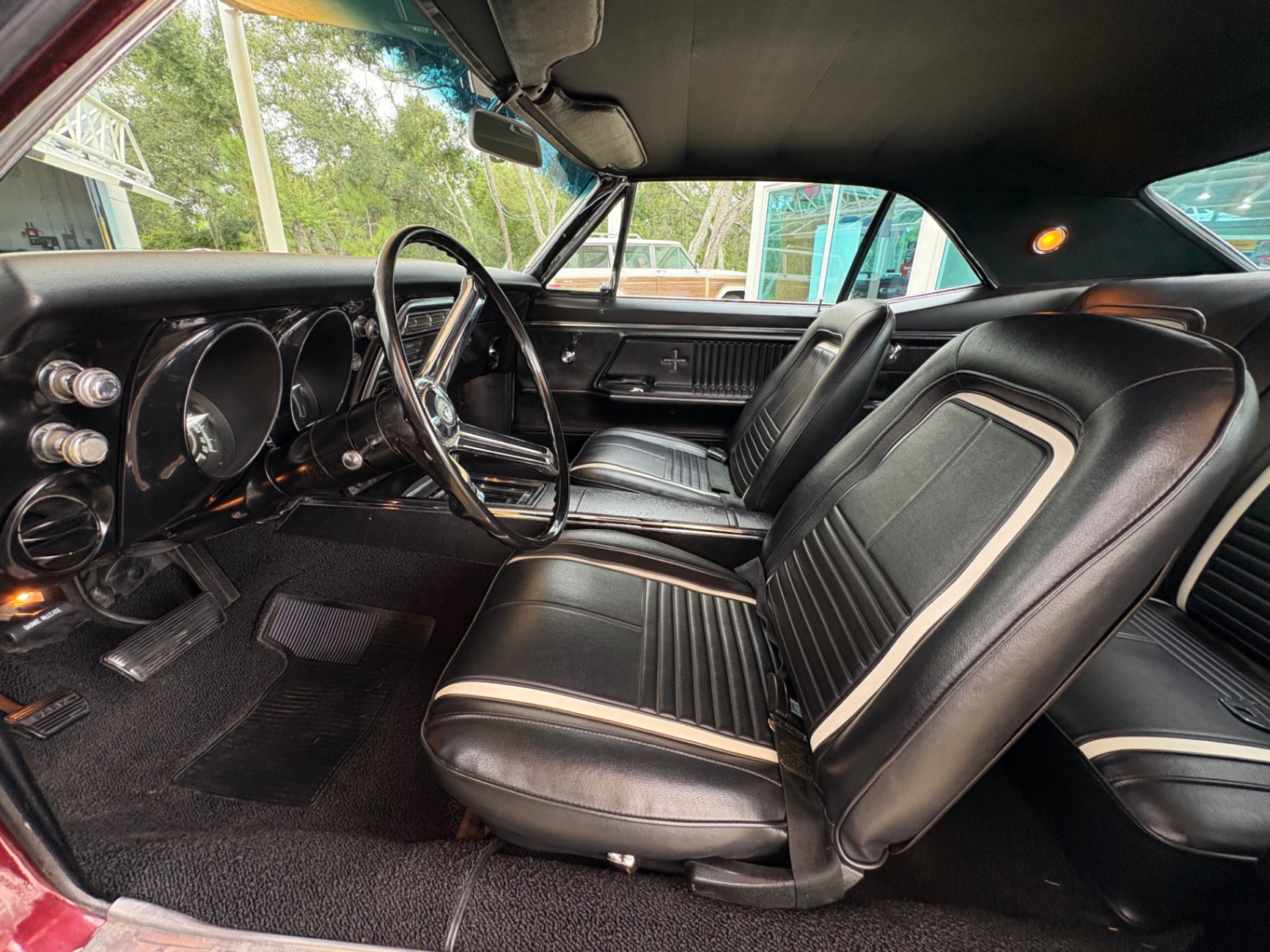 Vehicle photo 33