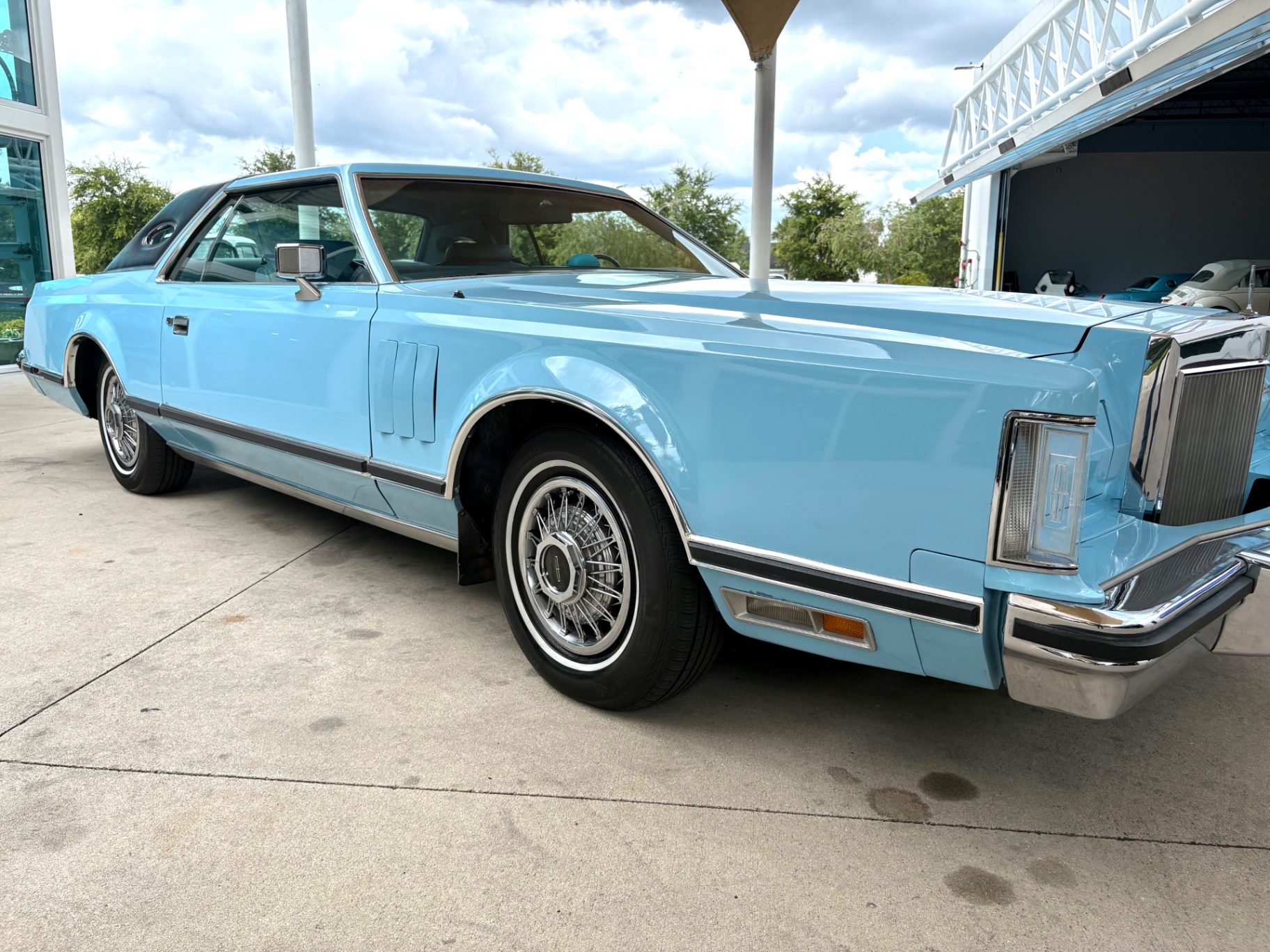 Vehicle photo 19