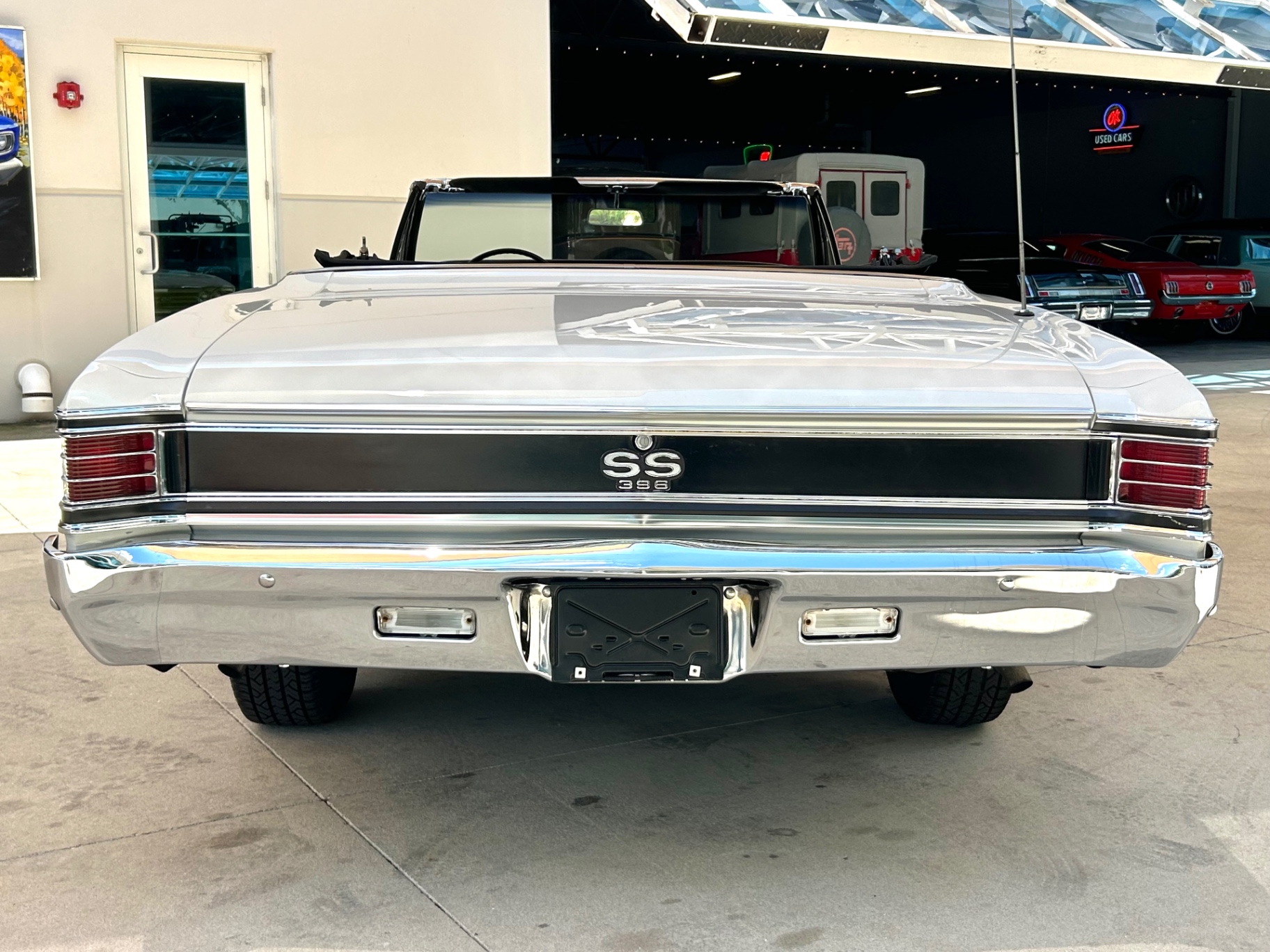 Vehicle photo 6