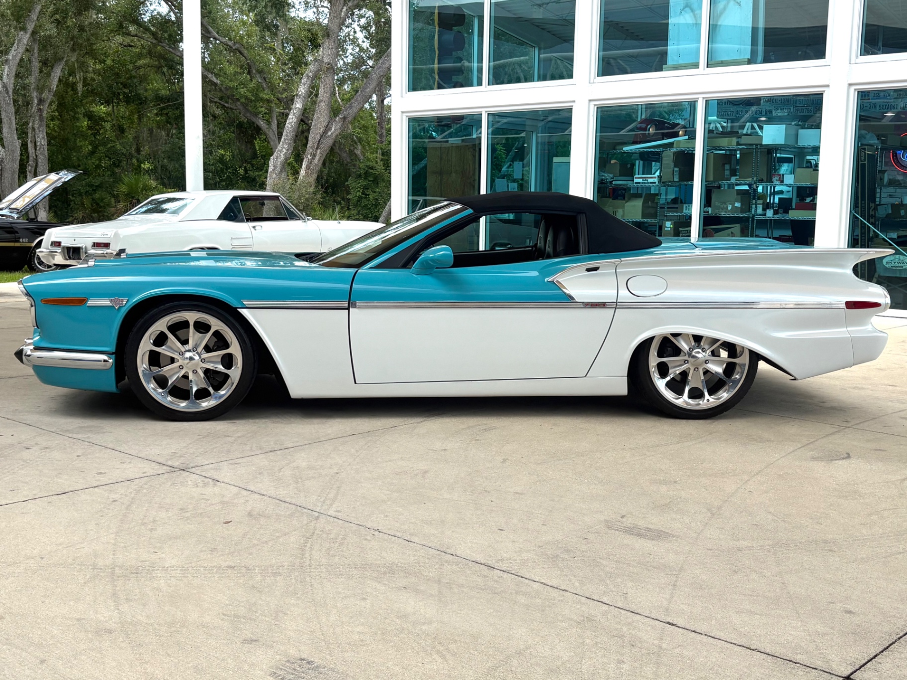Vehicle photo 23