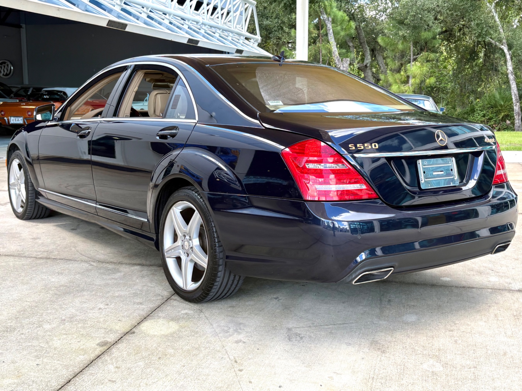 Vehicle photo 9