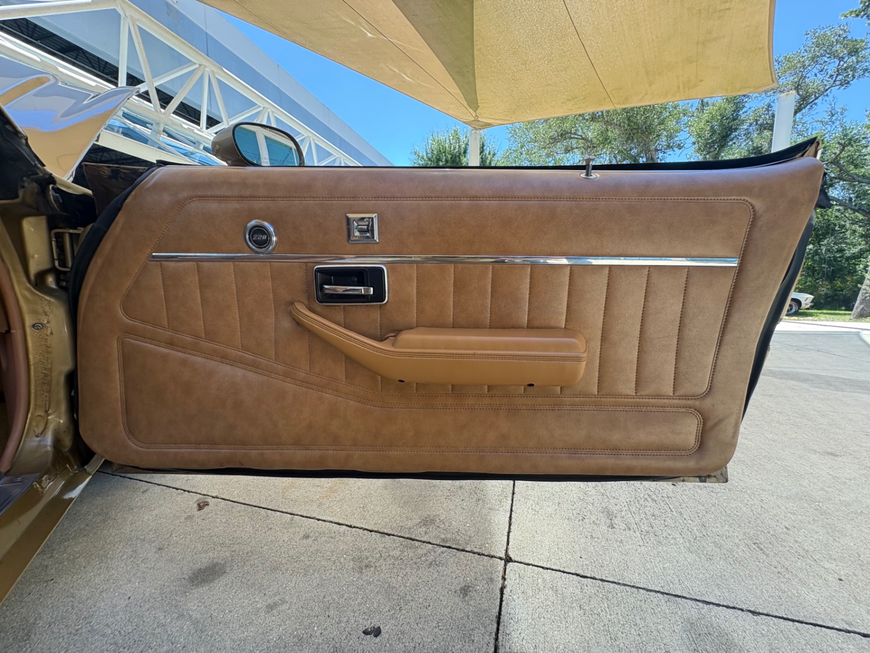 Vehicle photo 23