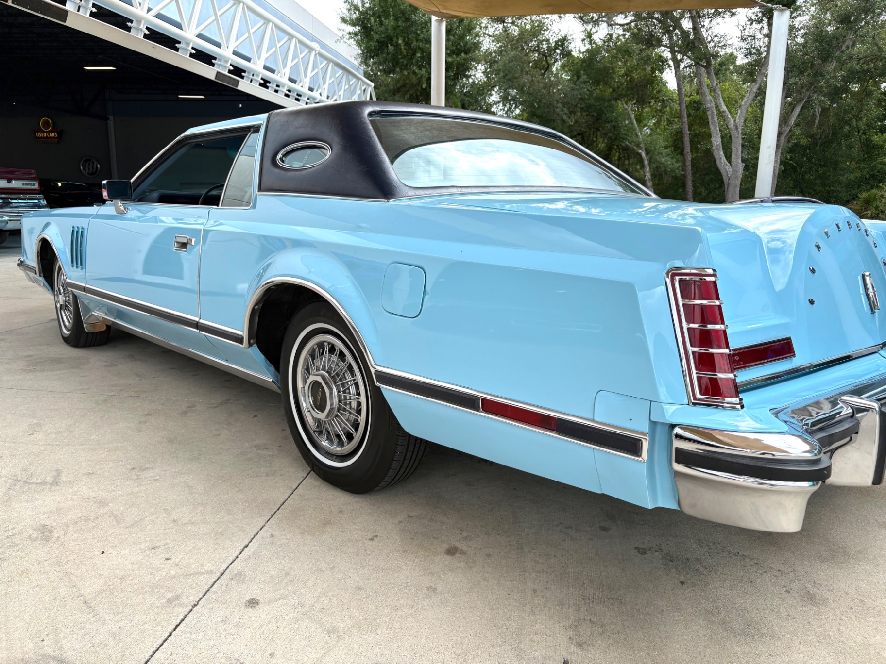 Vehicle photo 15