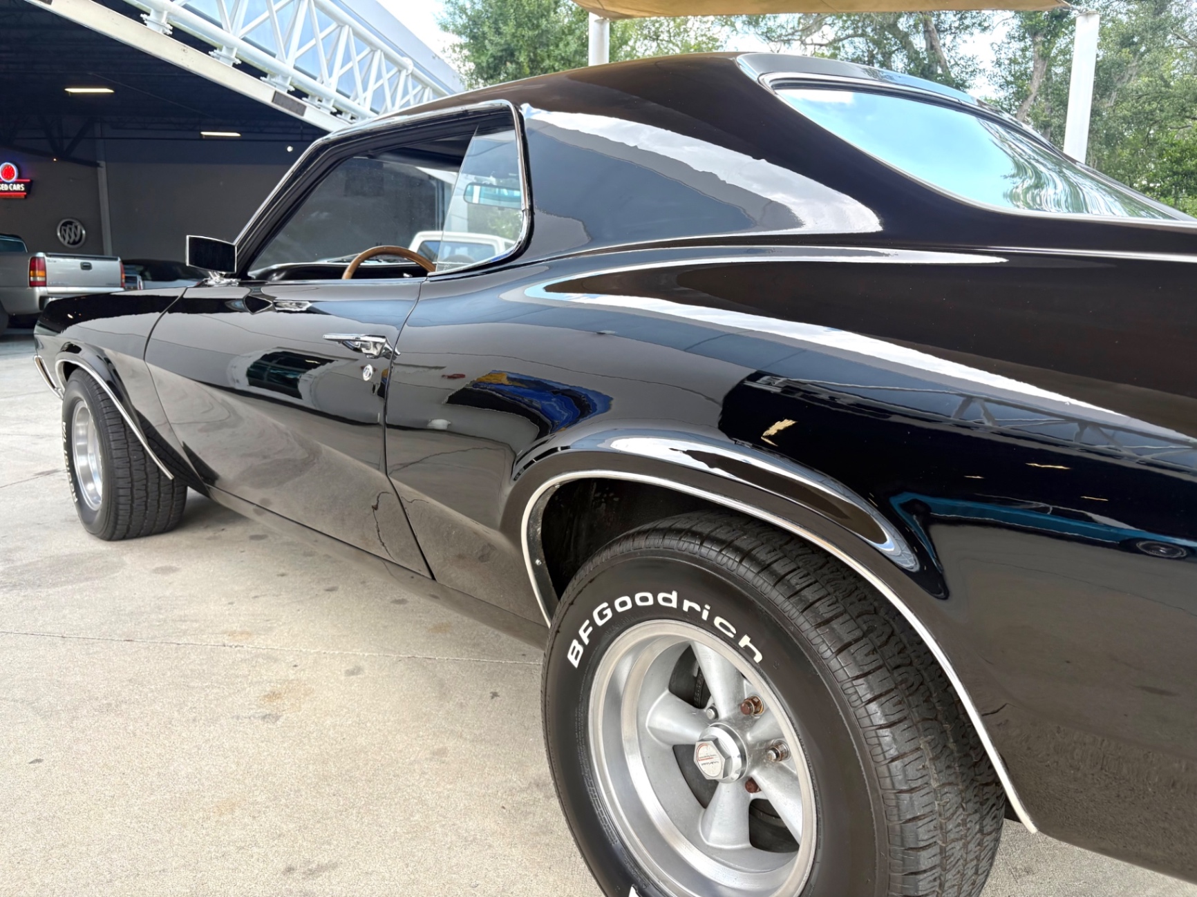Vehicle photo 14