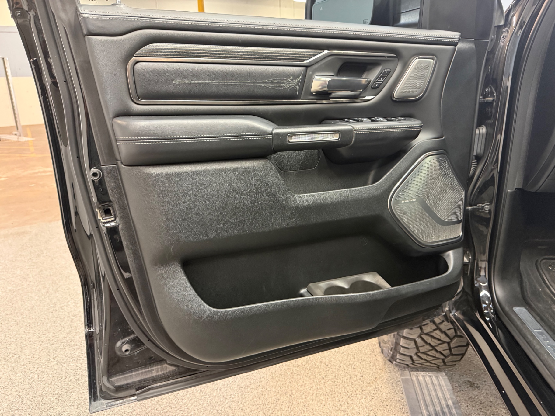 Vehicle photo 31
