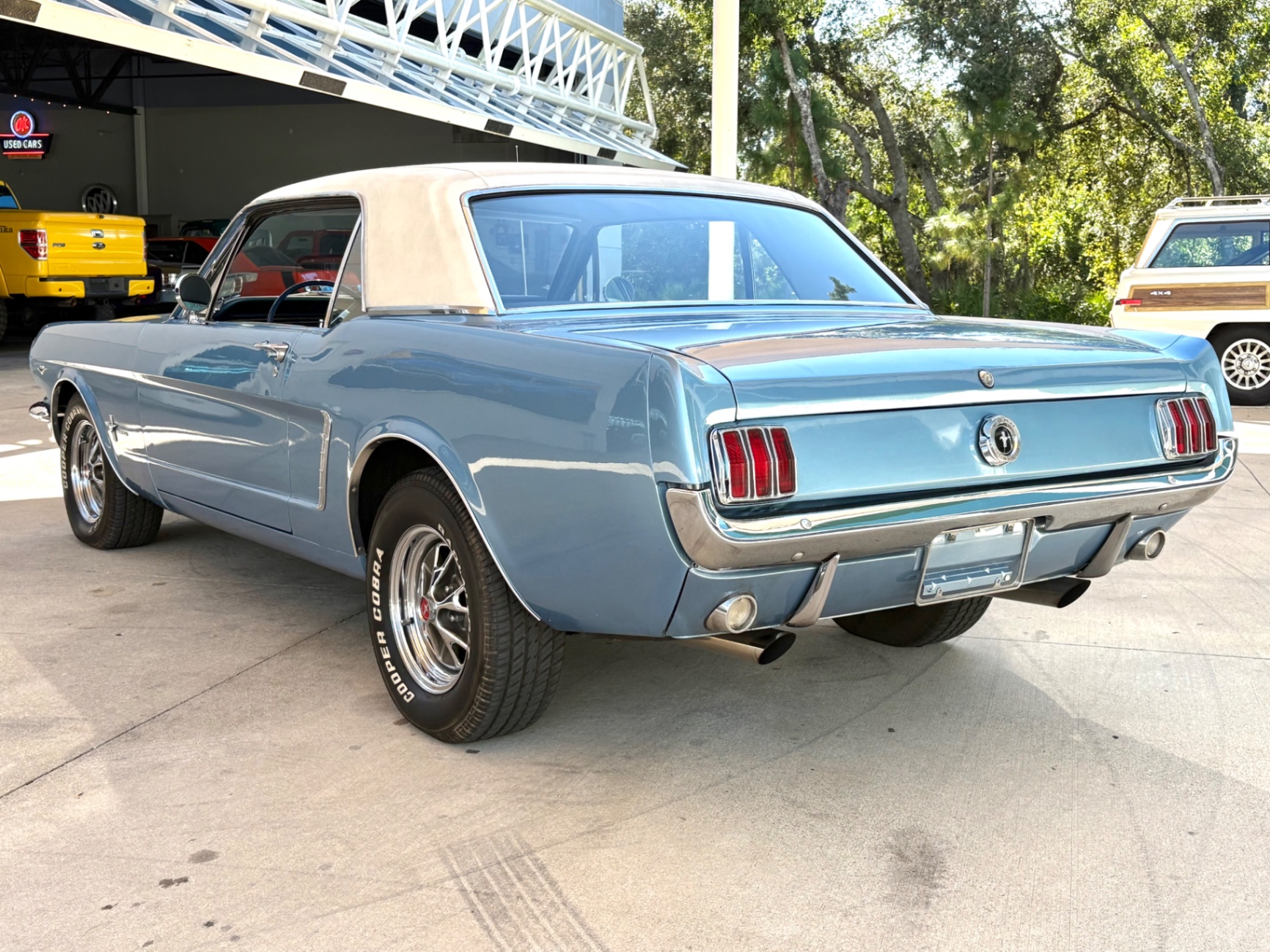 Vehicle photo 9