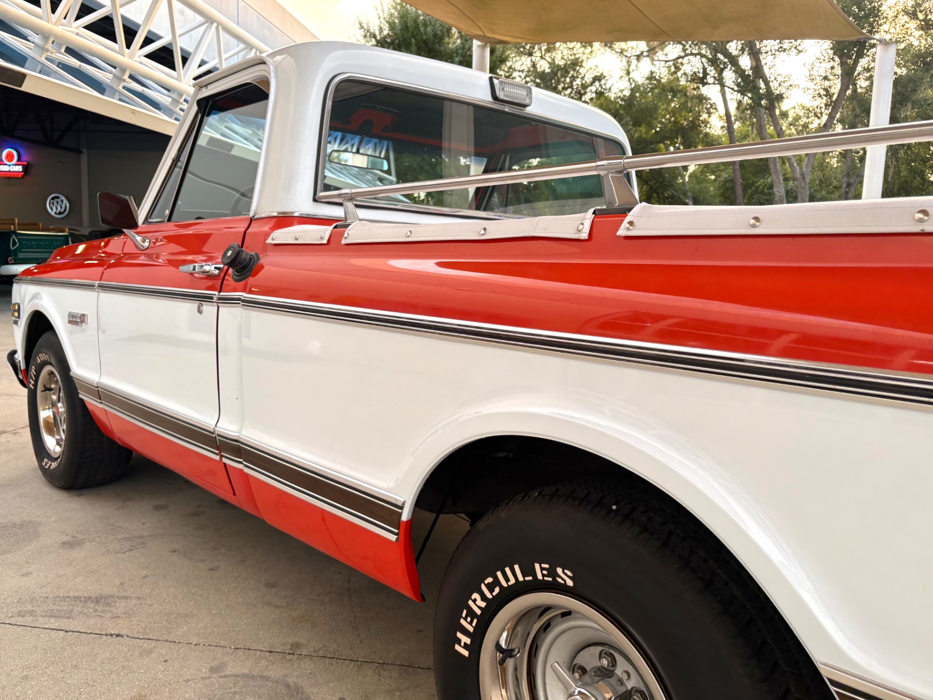 Vehicle photo 14