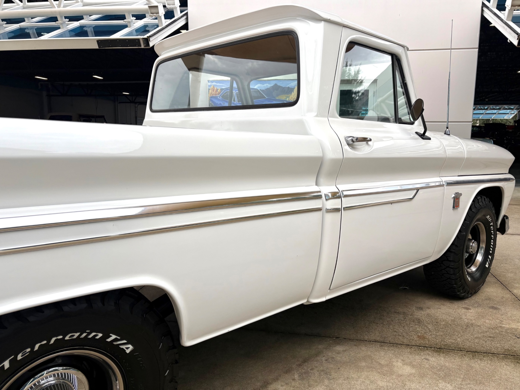 Vehicle photo 17