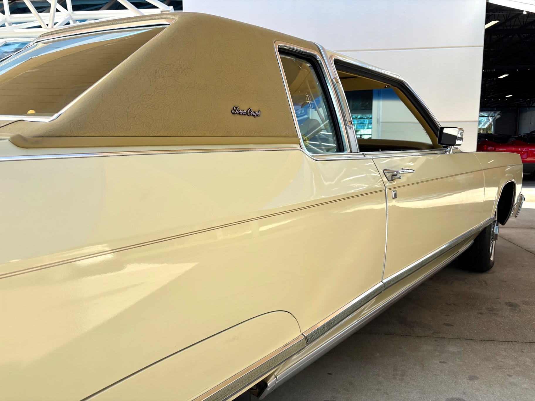 Vehicle photo 19
