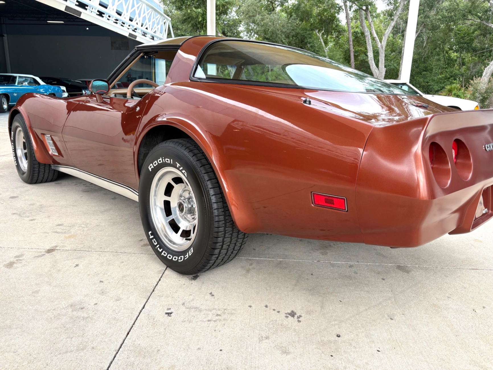 Vehicle photo 15