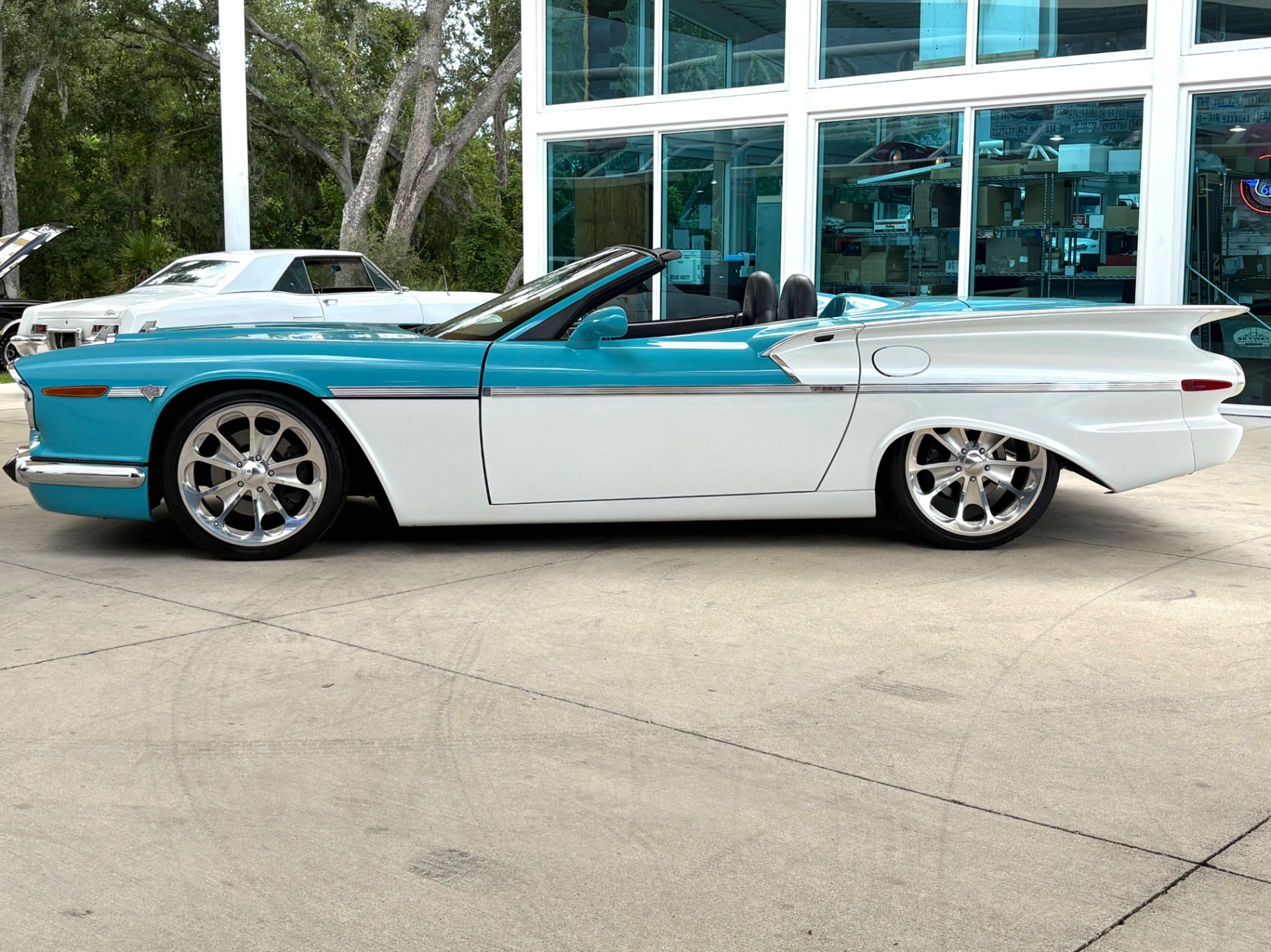 Vehicle photo 10