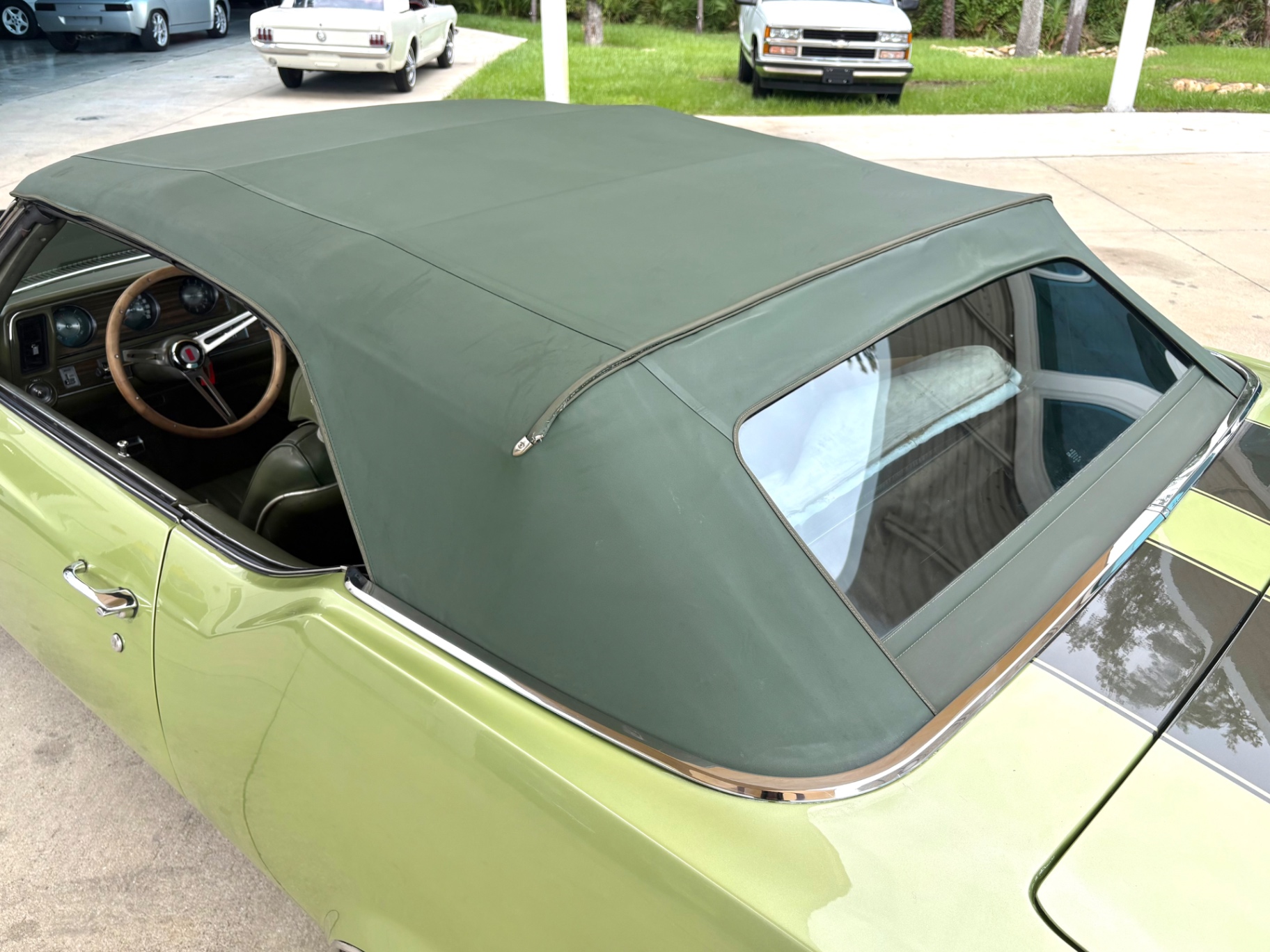 Vehicle photo 25