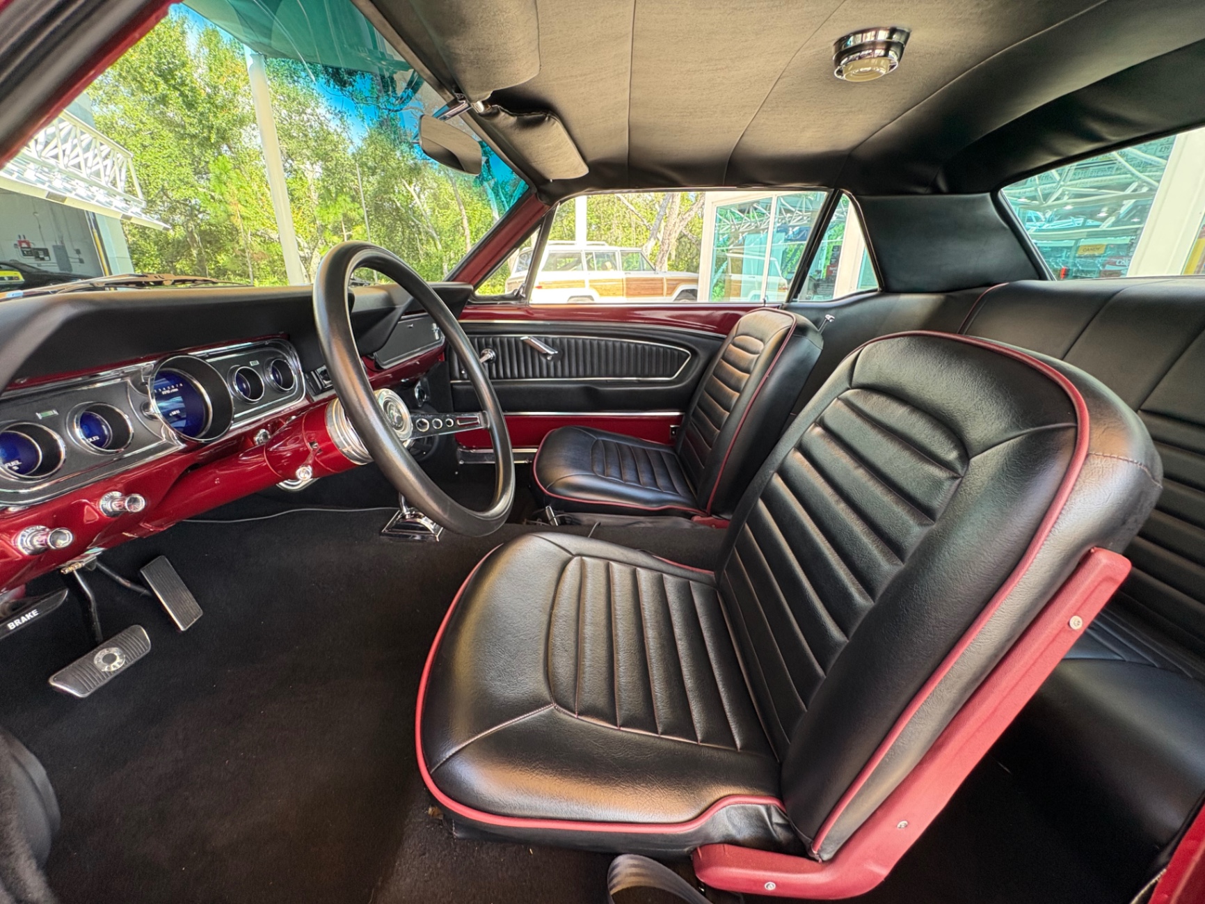 Vehicle photo 31