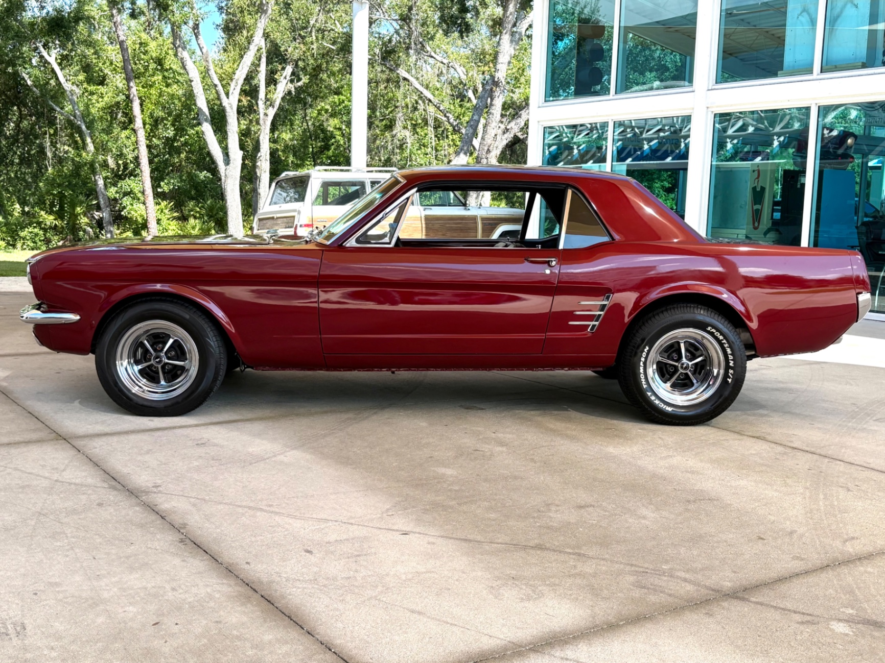 Vehicle photo 9