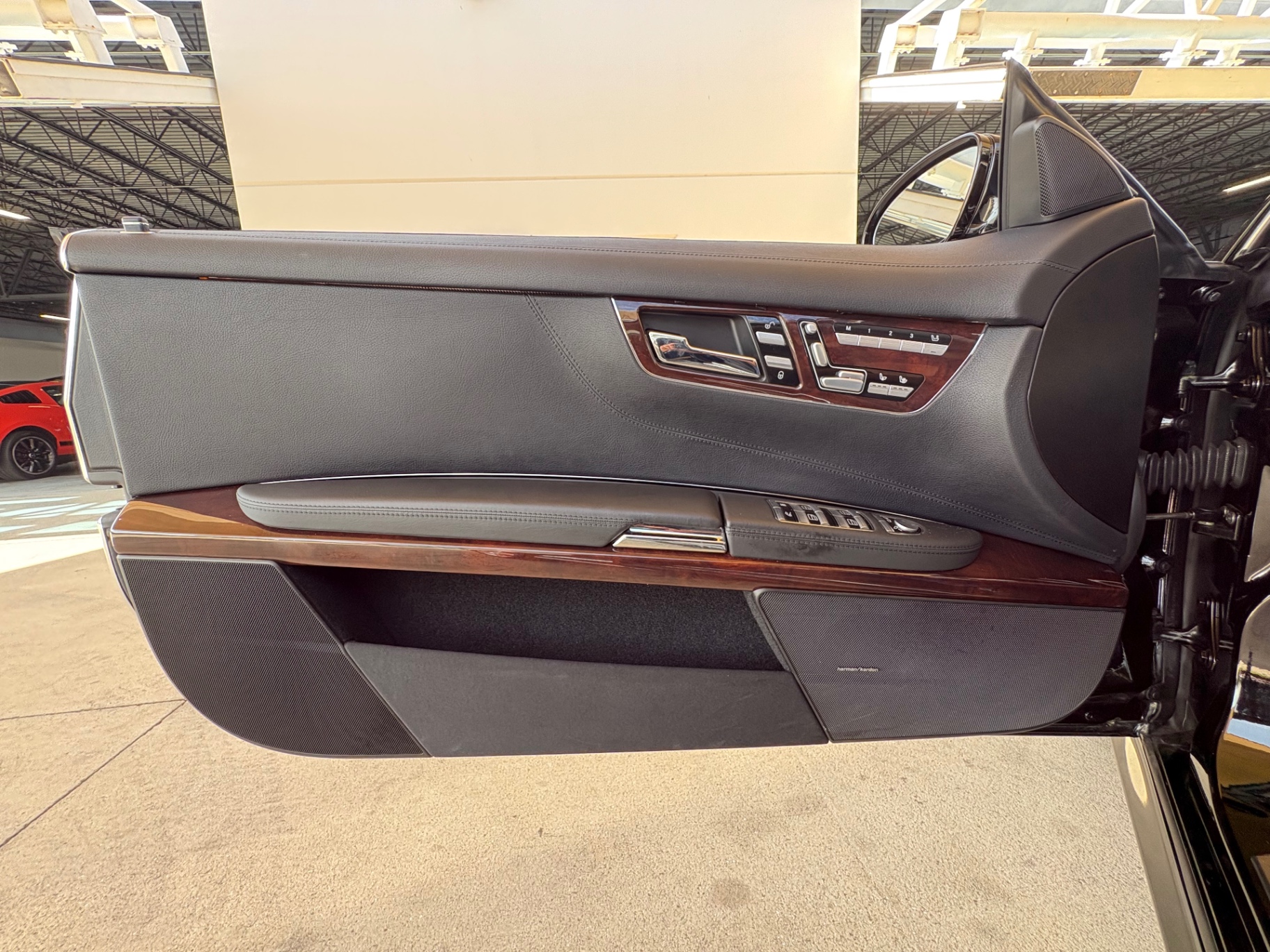 Vehicle photo 28