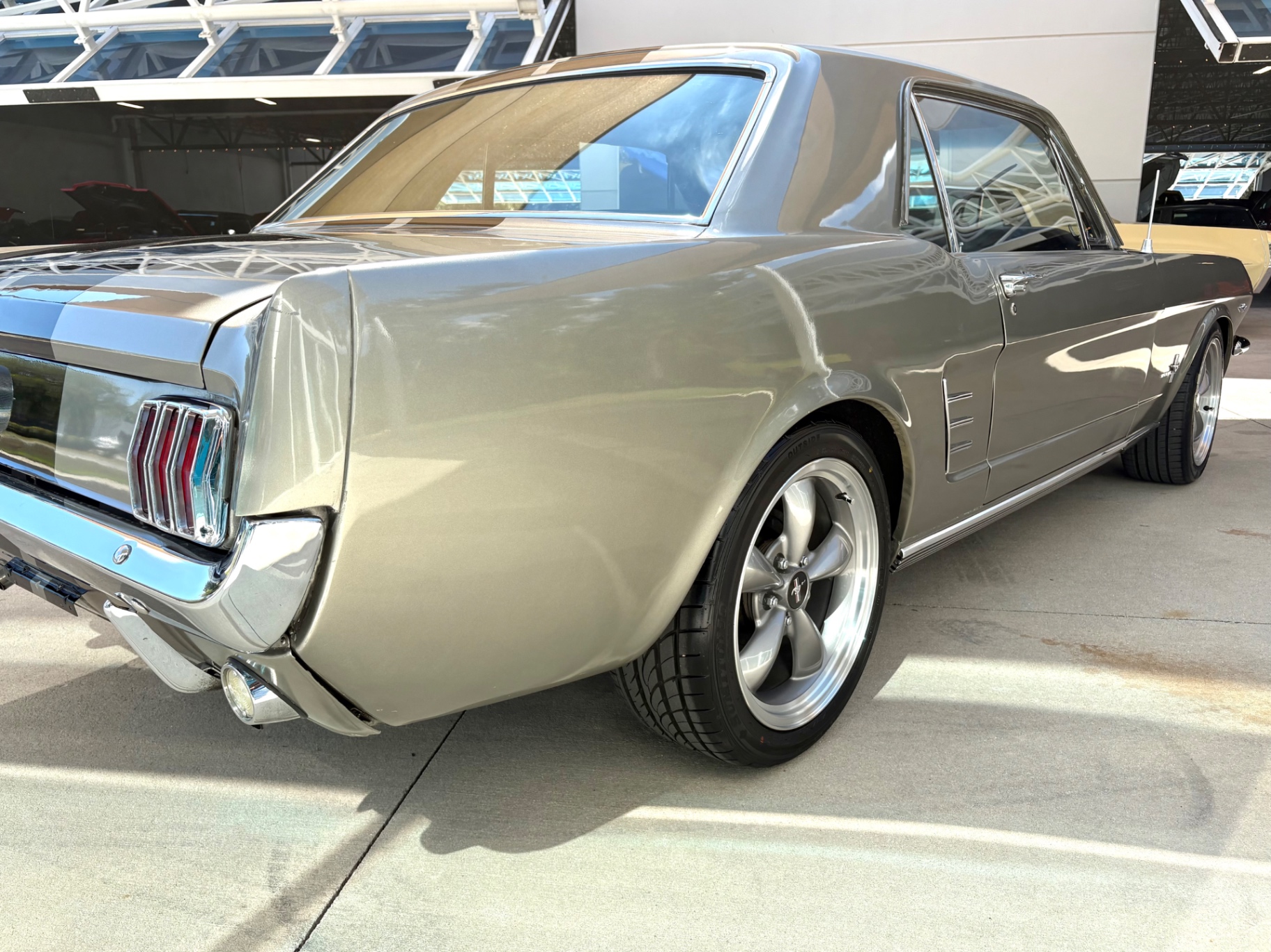 Vehicle photo 16